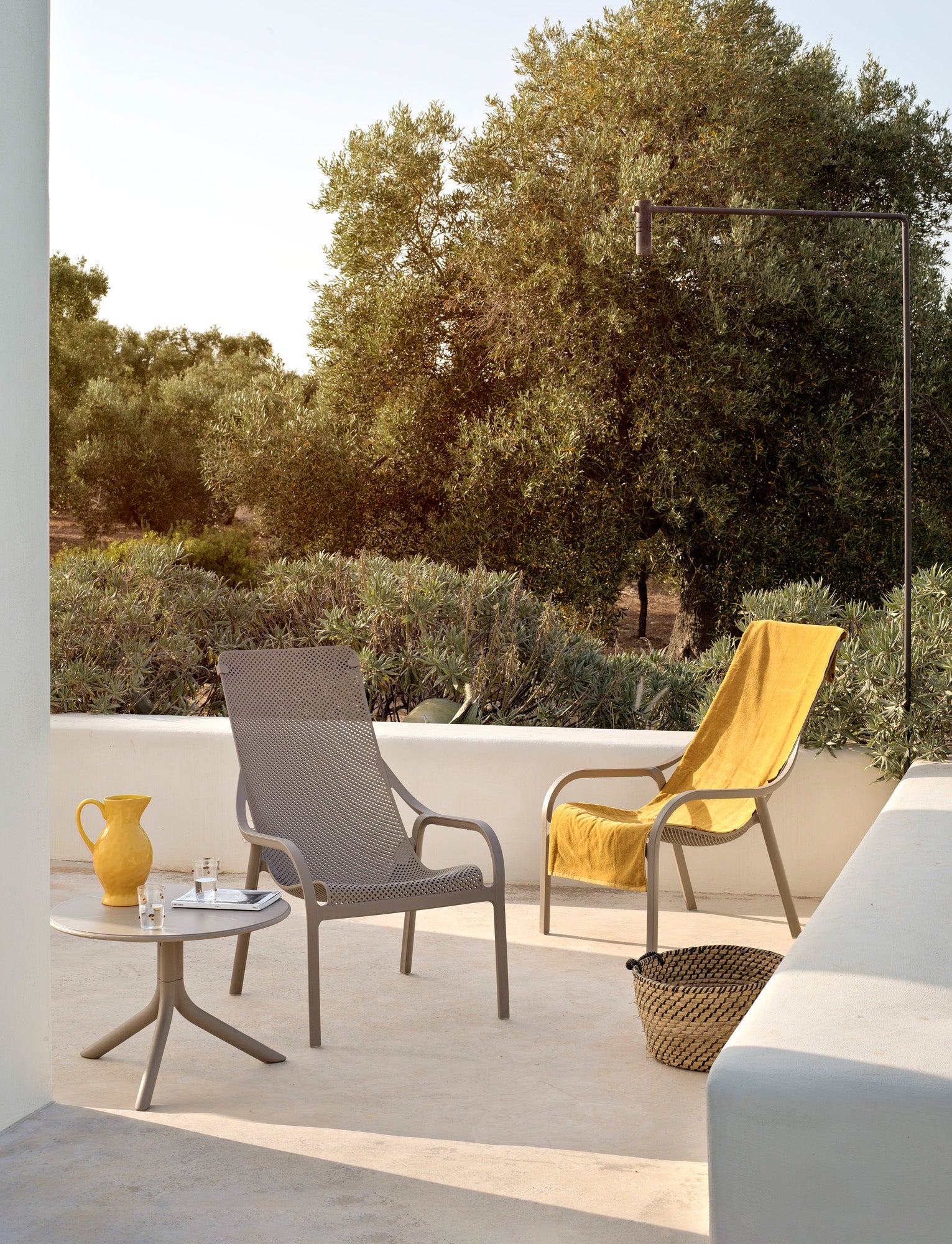 Round outdoor table with height adjustment SPRITZ taupe