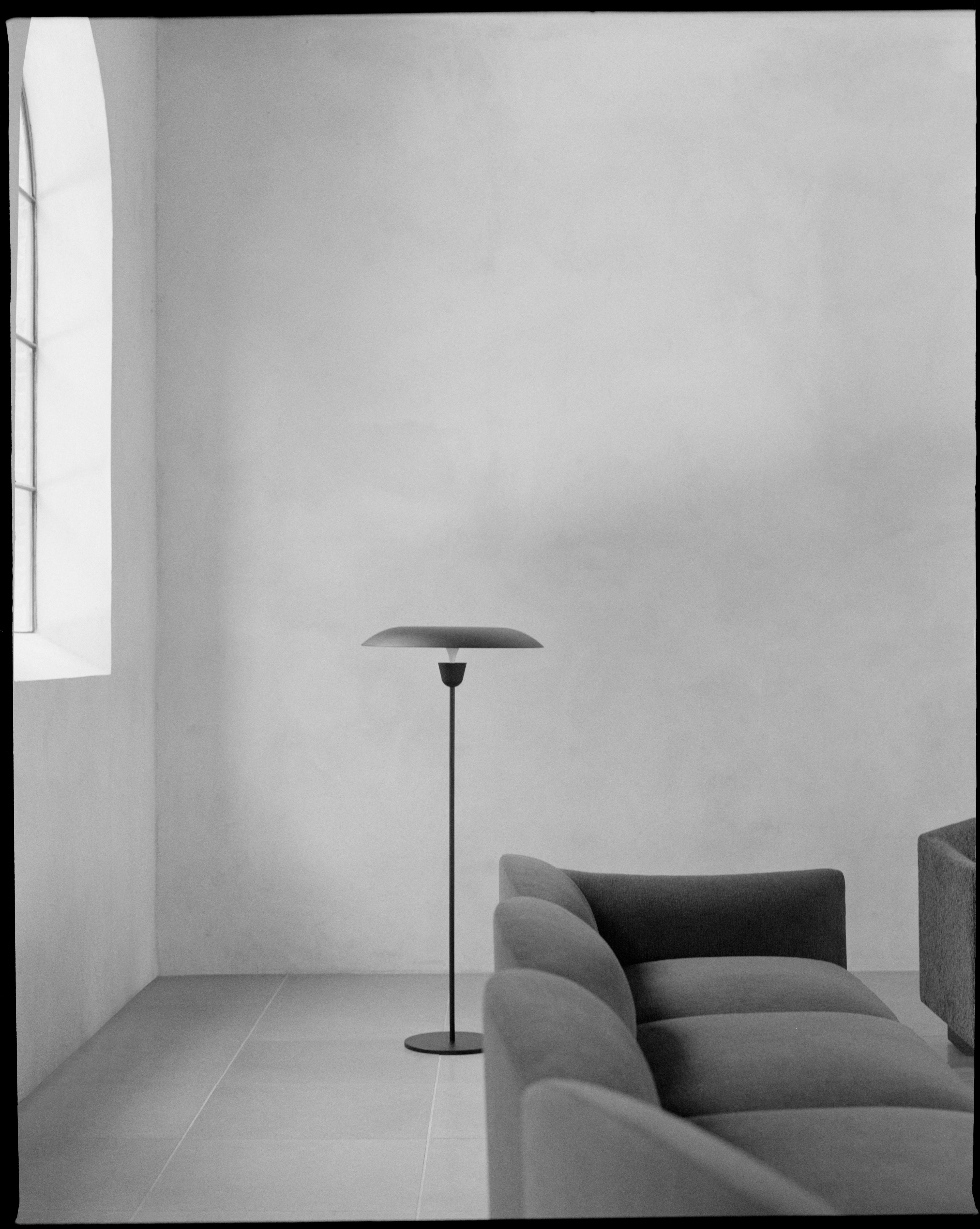 KANTARELL Floor Lamp in Black with White Finish