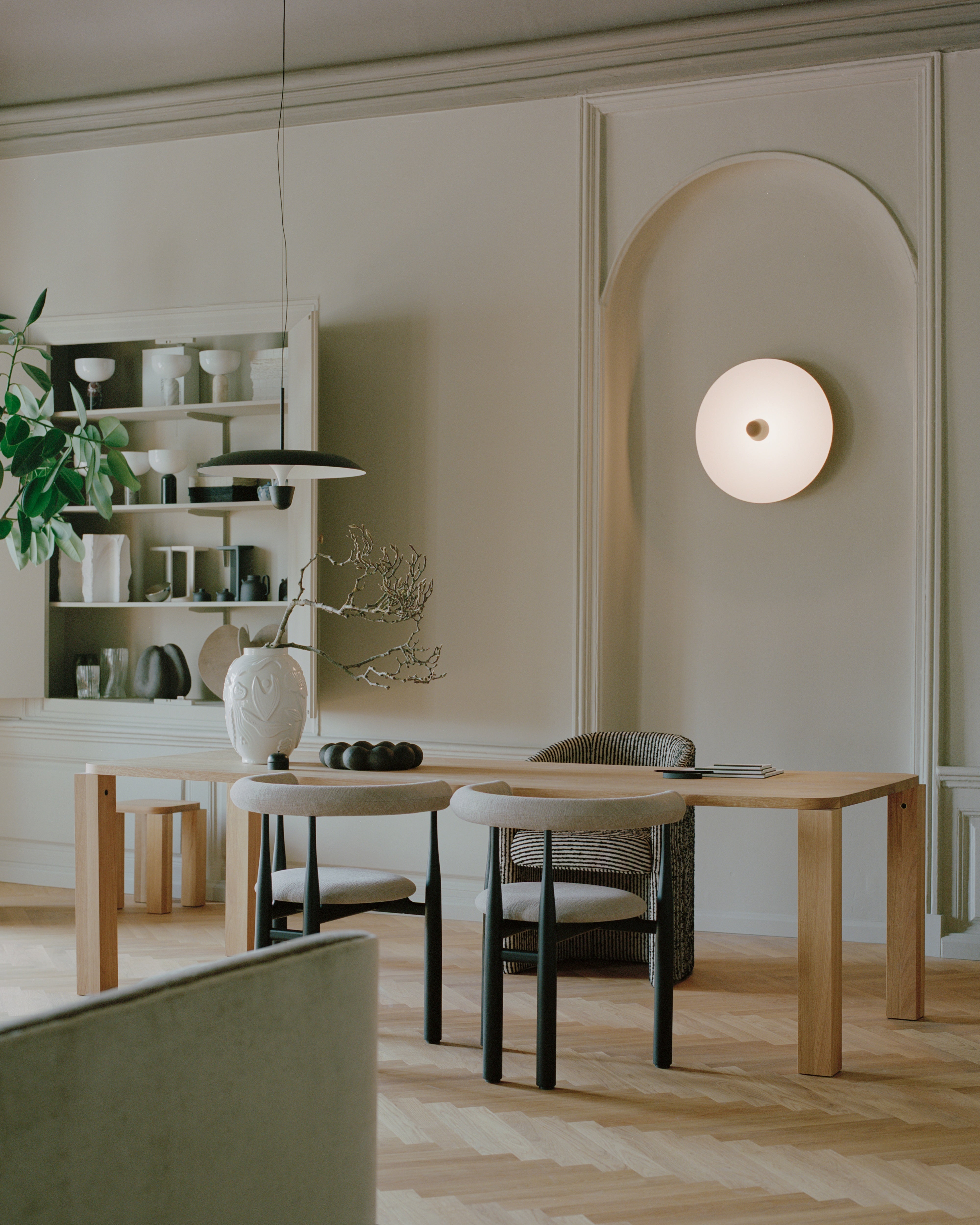 KANTARELL Wall Lamp in White with Nickel Finish