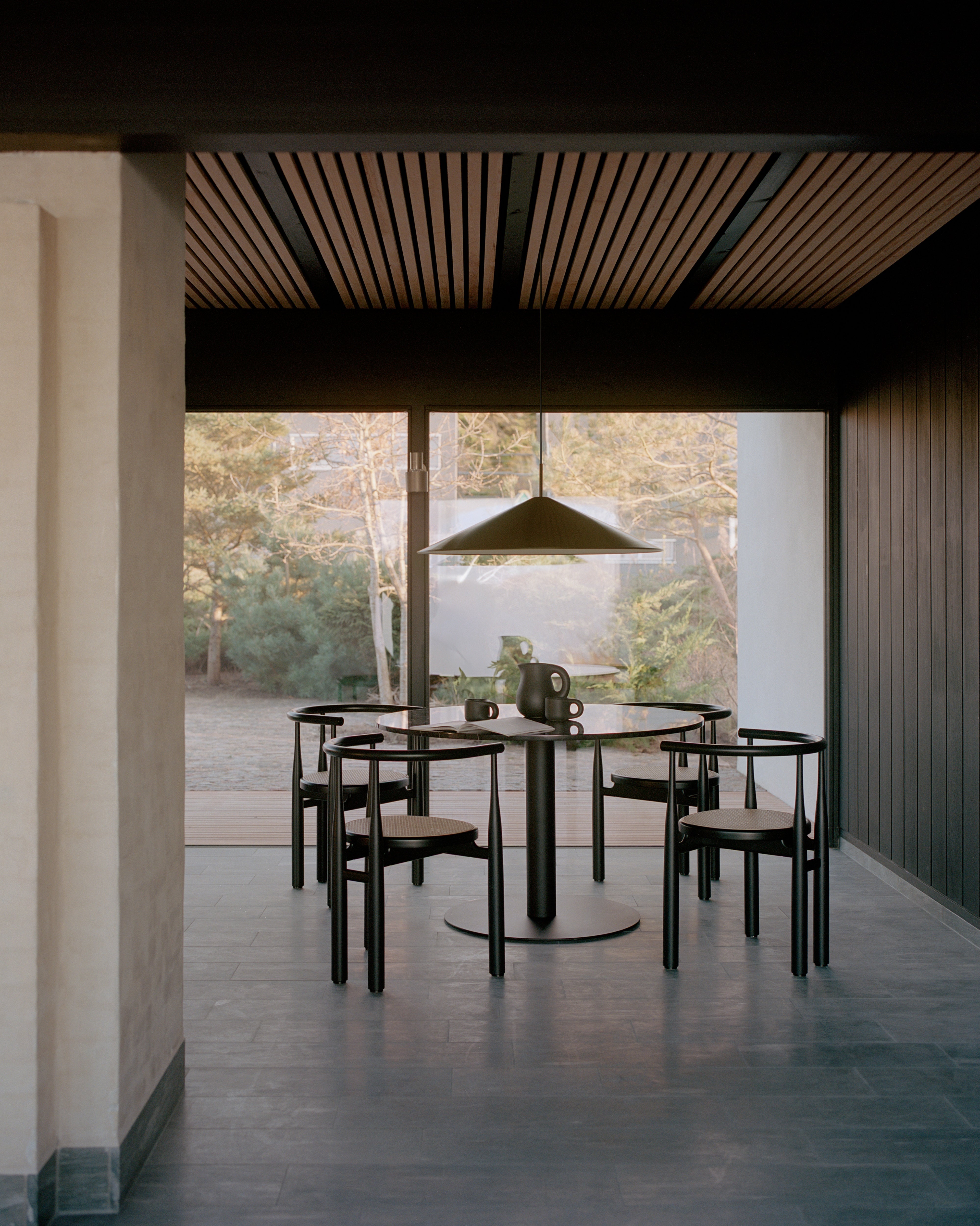 Runder Bartisch FLORENCE schwarzer Marmor mit schwarzem Fuß