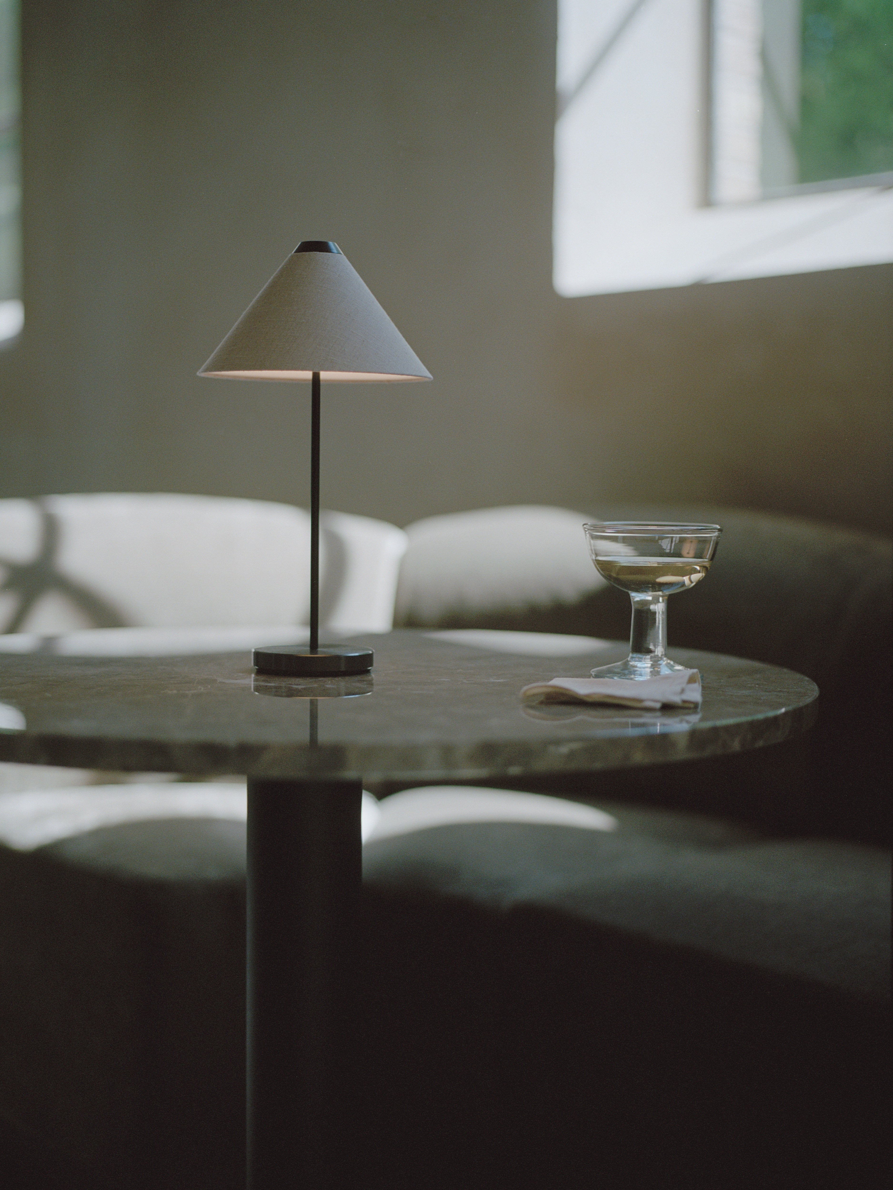 Runder Bartisch FLORENCE aus beigem Marmor mit schwarzem Fuß