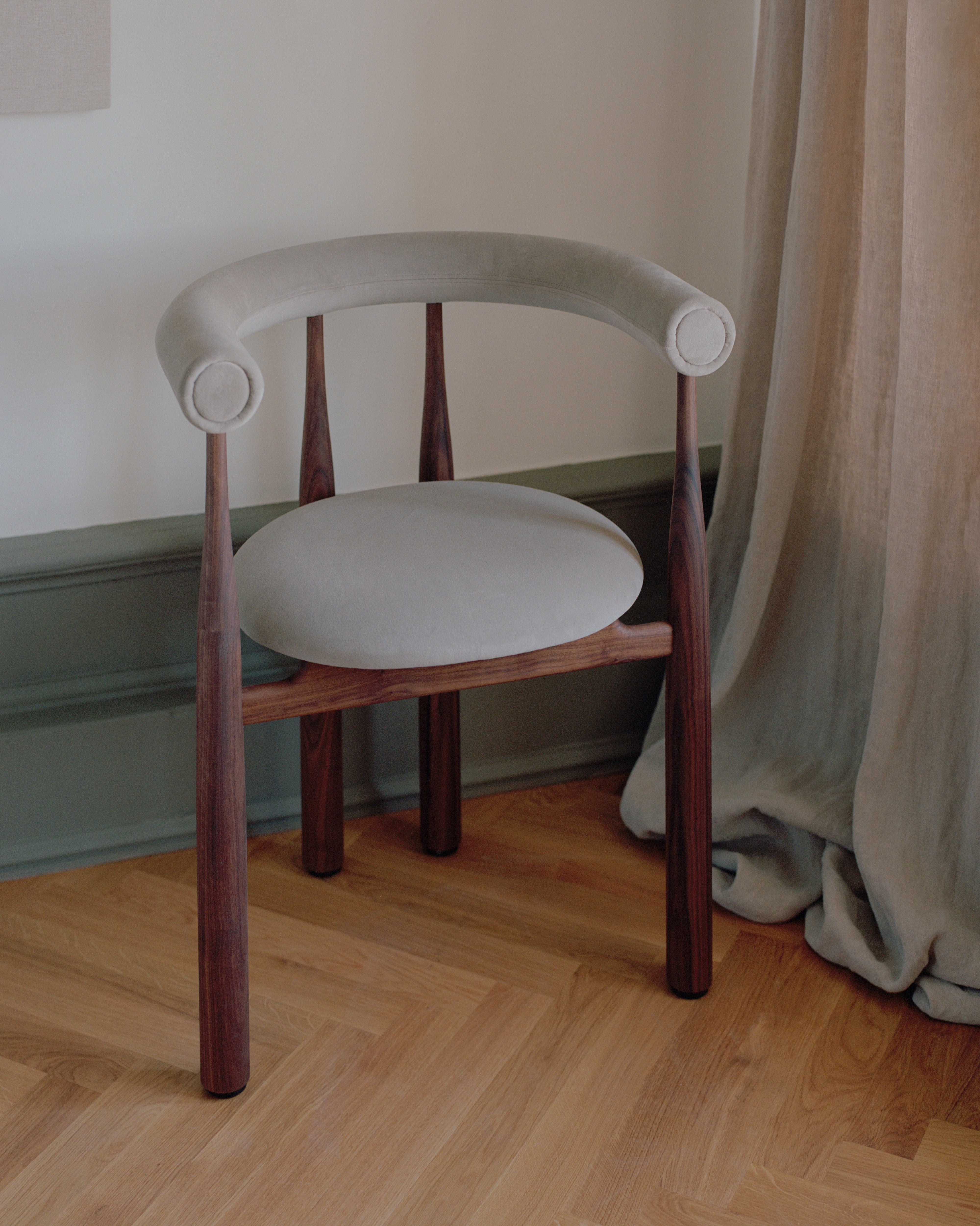 Vollständig gepolsterter BUKOWSKI Stuhl mit Nussbaumfuß