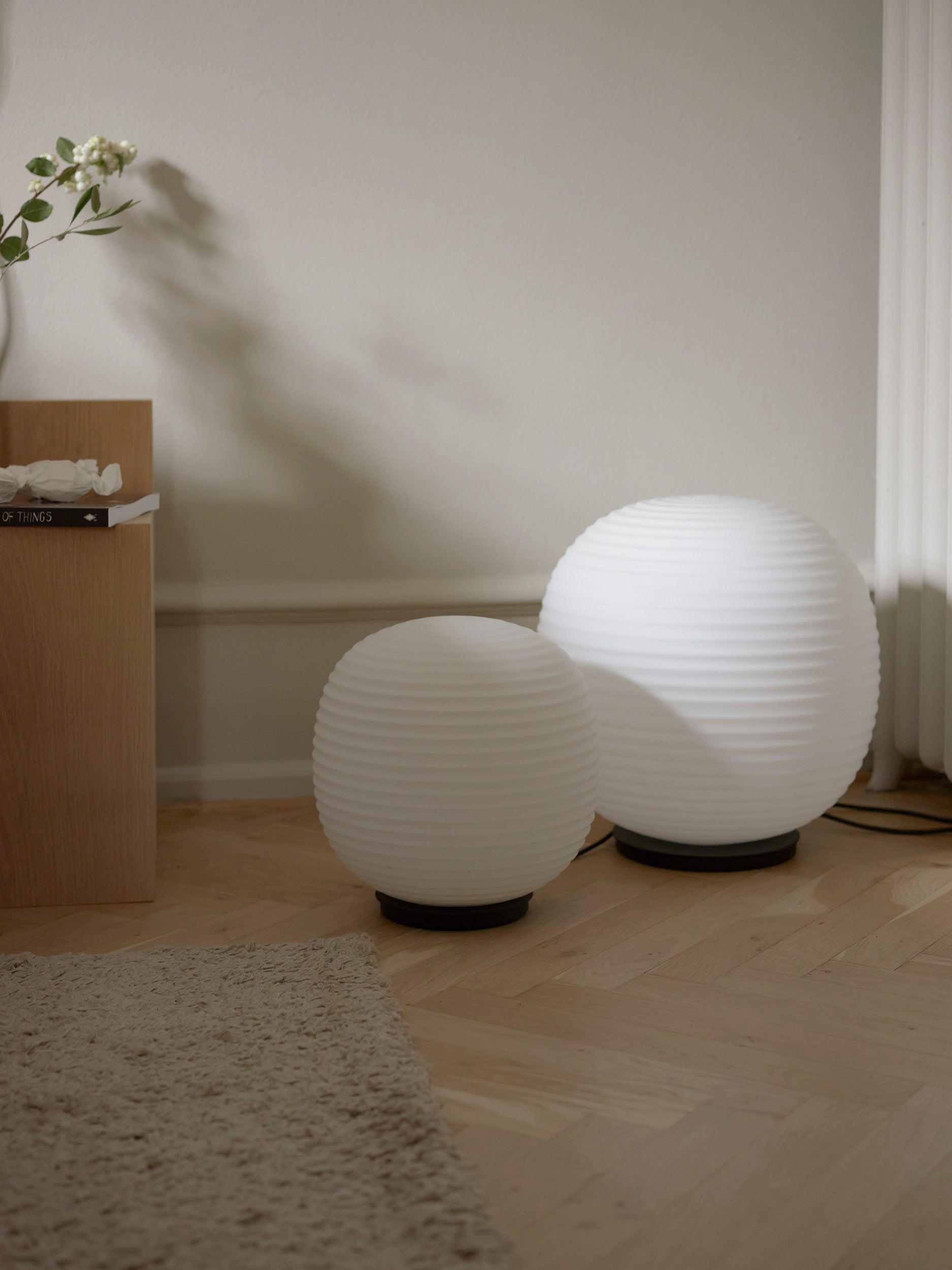 Weiße Tischlampe Lantern Globe mit einer schwarzen Basis