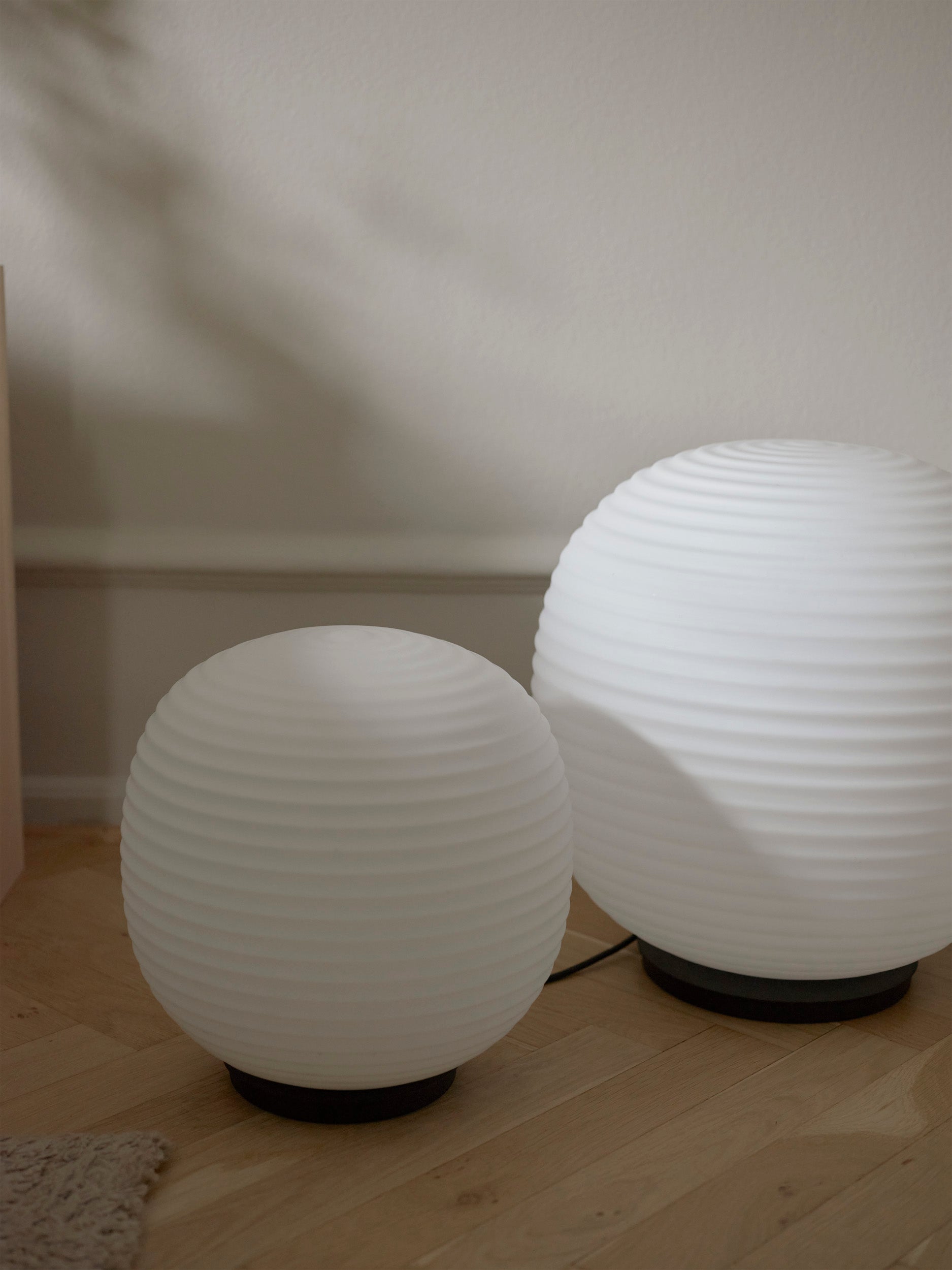 Weiße Tischlampe Lantern Globe mit einer schwarzen Basis