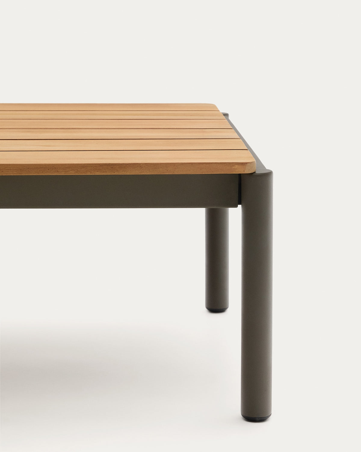 Stolik kawowy ogrodowy SORELLS zielone aluminium z blatem tekowym – ujęcie 5