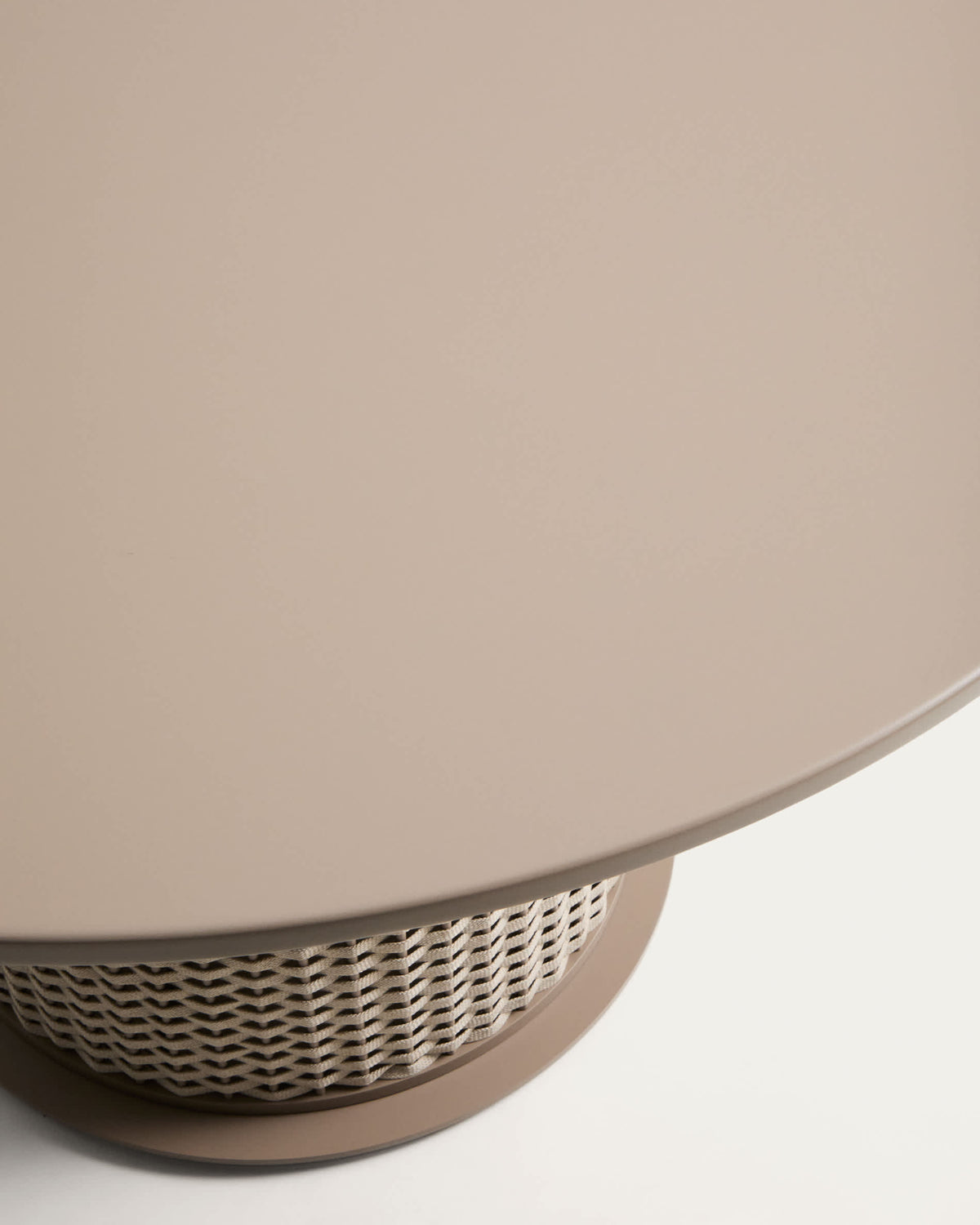 Stół ogrodowy okrągły SEDALIS taupe aluminium z liną – ujęcie 3