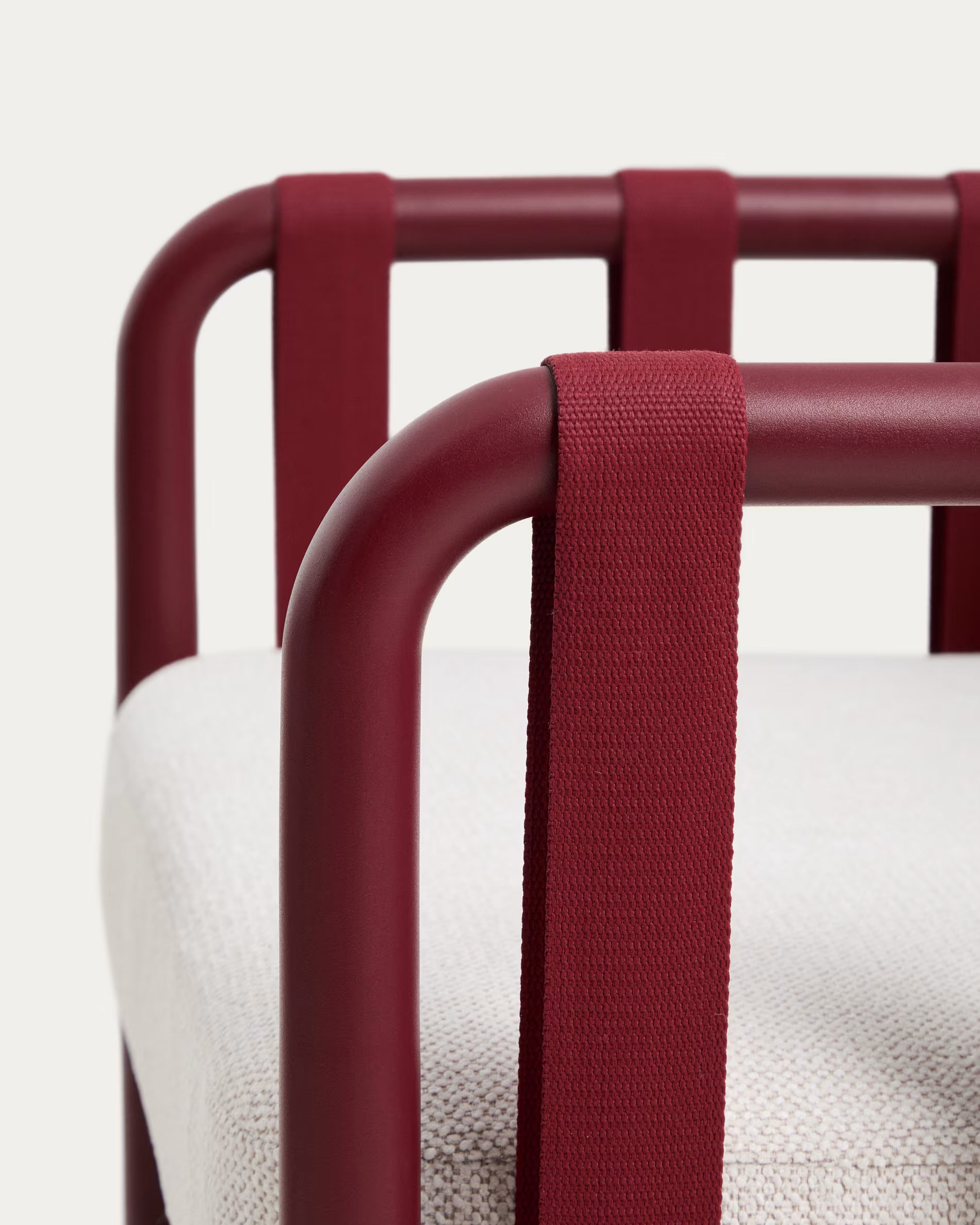 OMALA garden set in light beige with a burgundy base