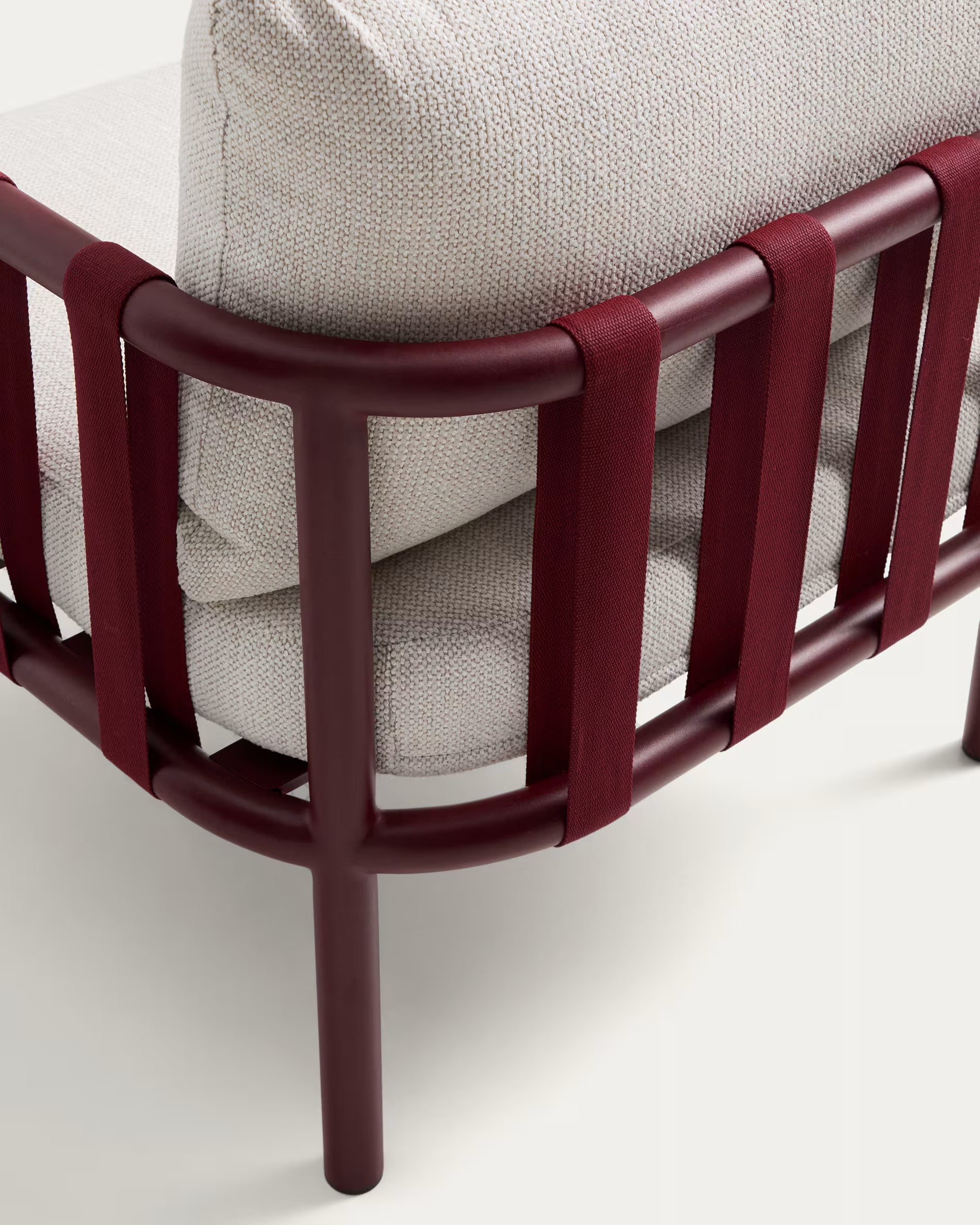 OMALA garden set in light beige with a burgundy base