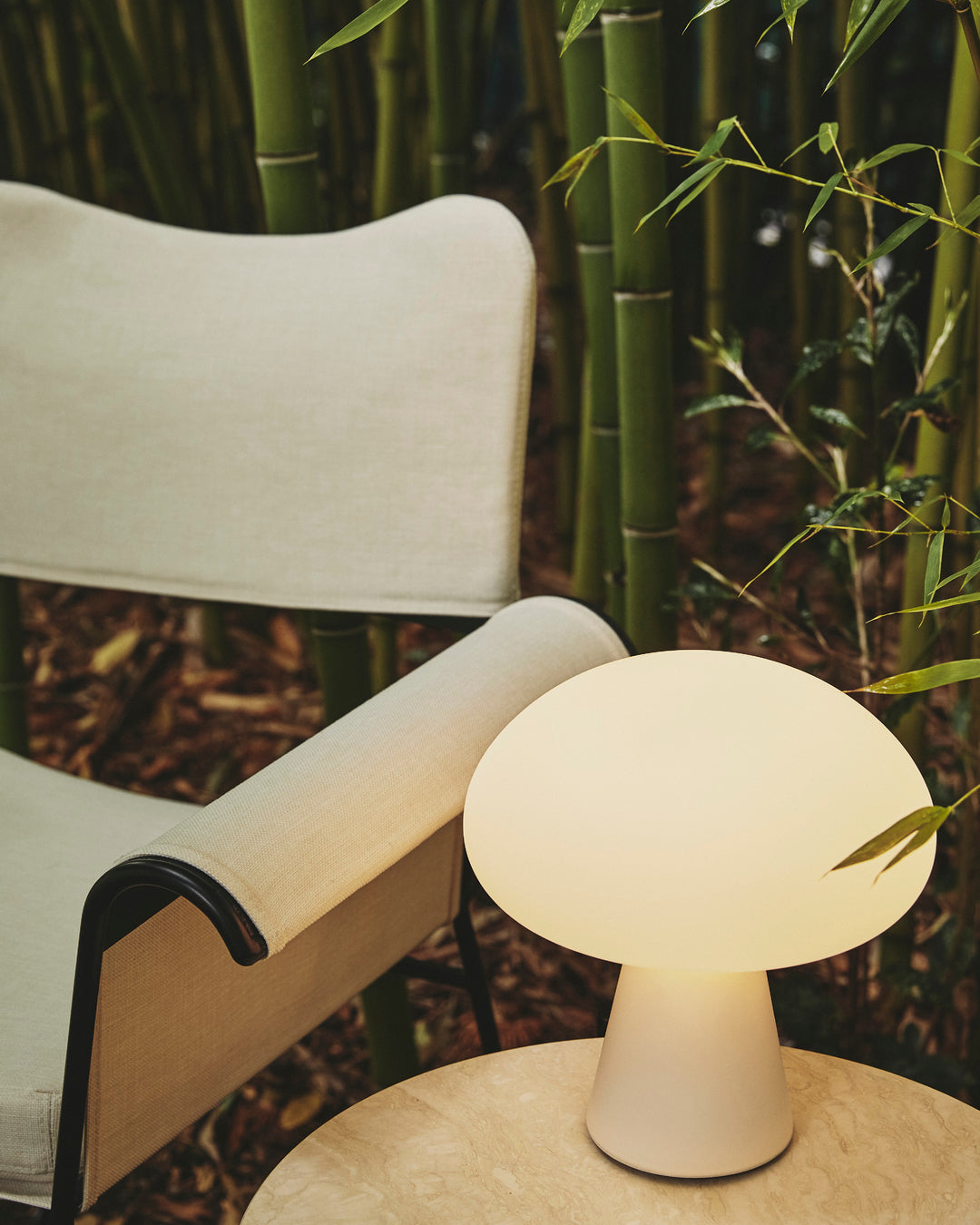 TROPIQUE Gartenstuhl, beige, mit schwarzem Stahlgestell