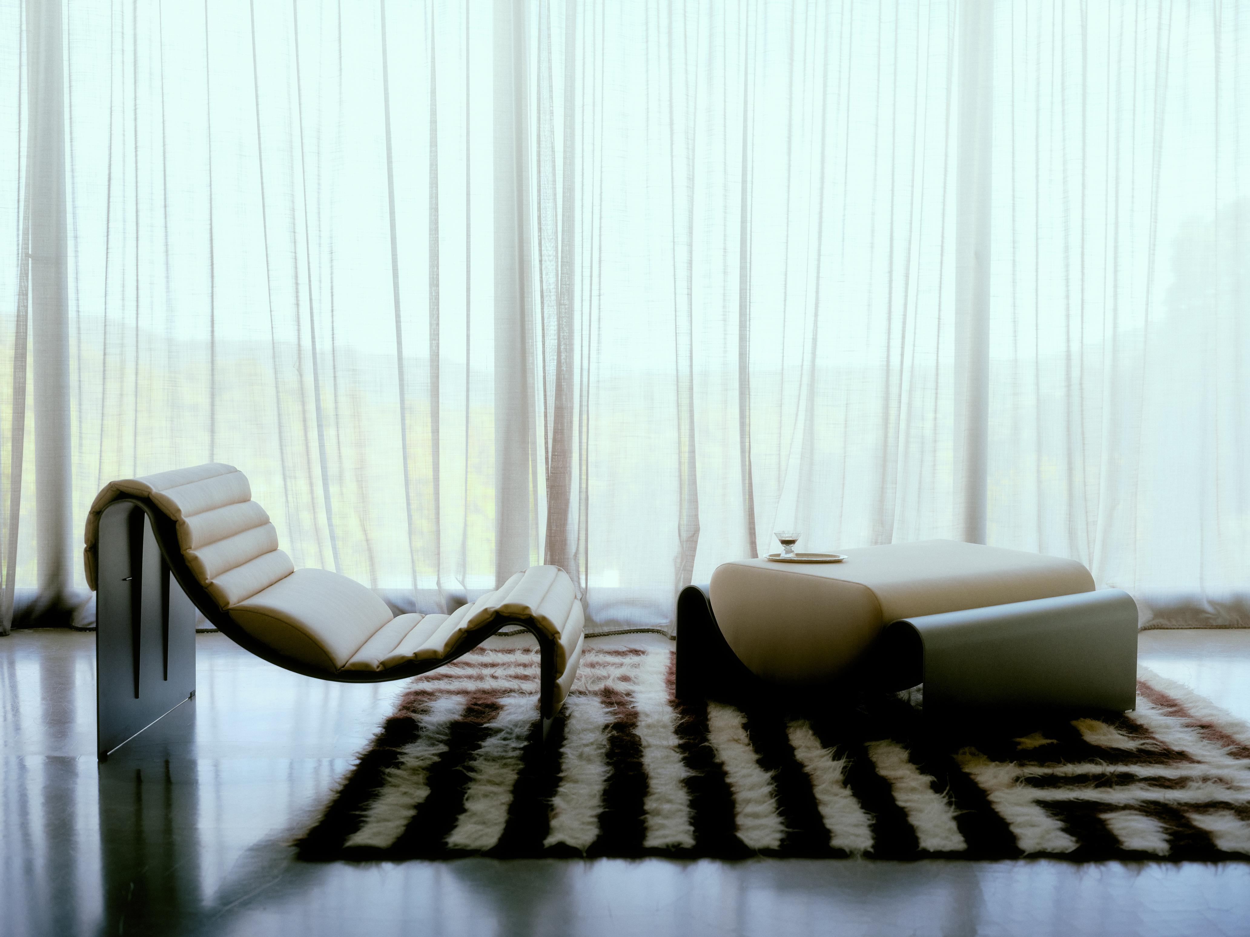 ECLIPSE Gray Lounger with Beige Cushion