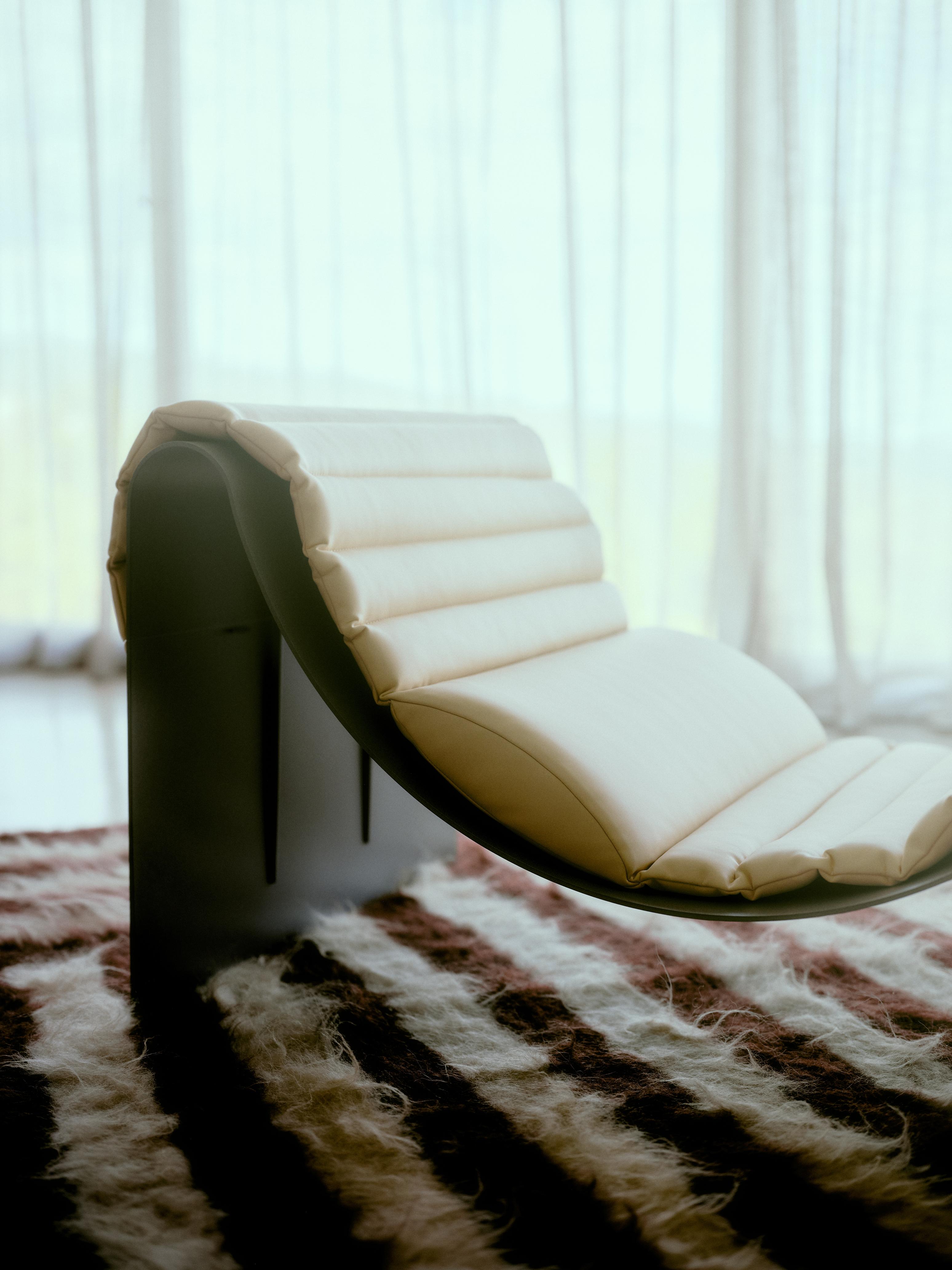ECLIPSE Gray Lounger with Beige Cushion
