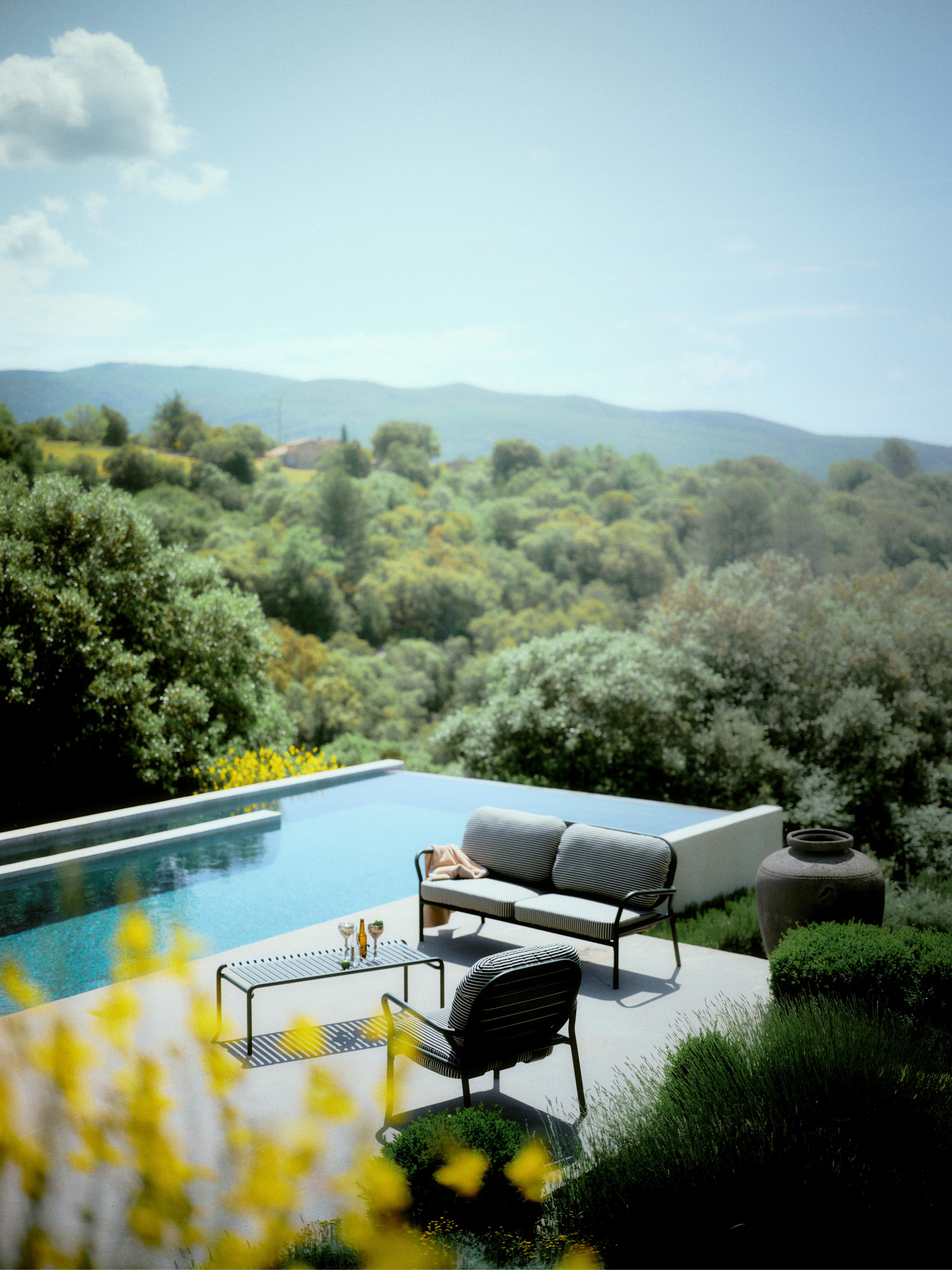 WEEK-END Red Outdoor Coffee Table