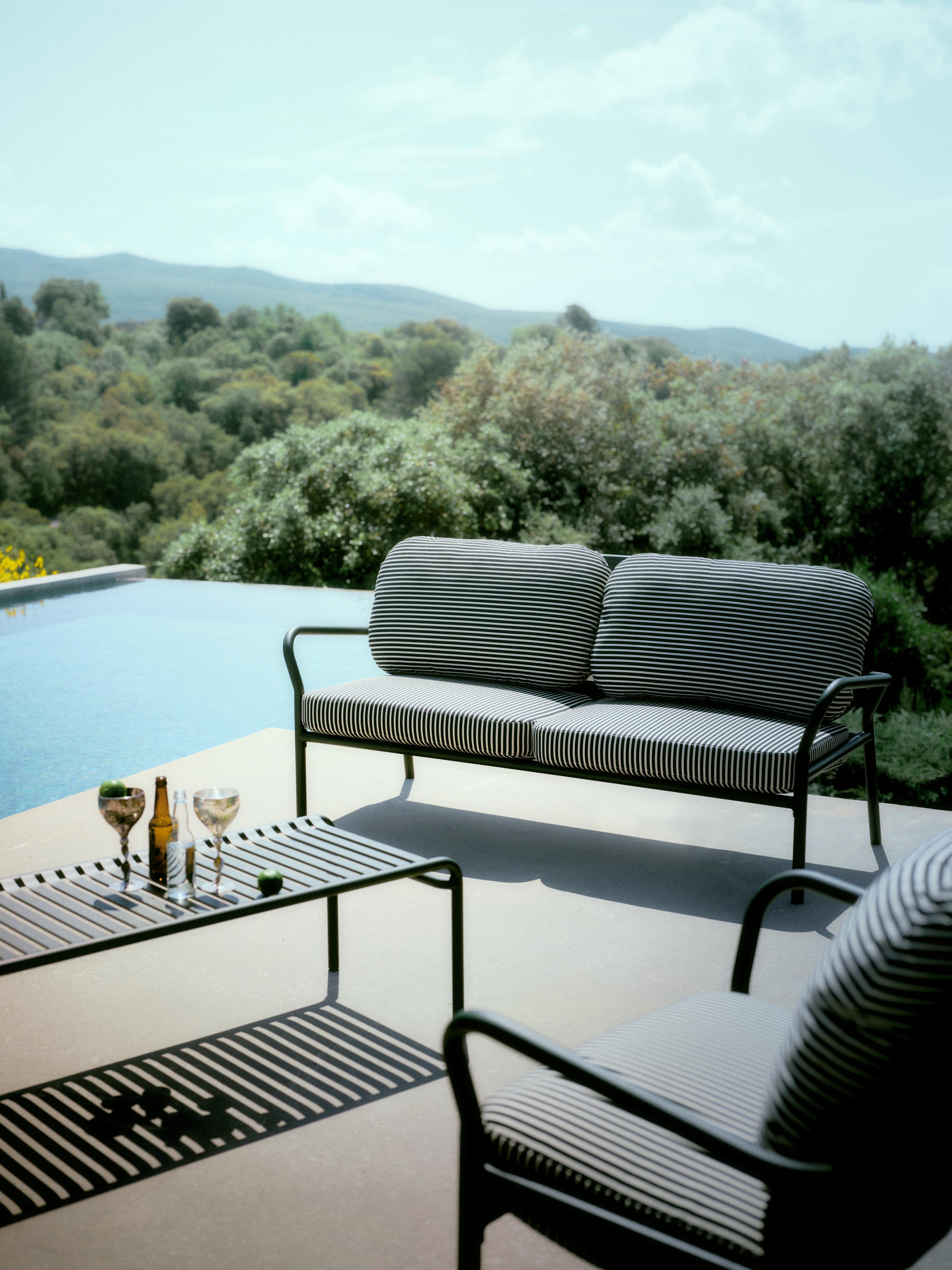 WEEK-END Red Outdoor Coffee Table
