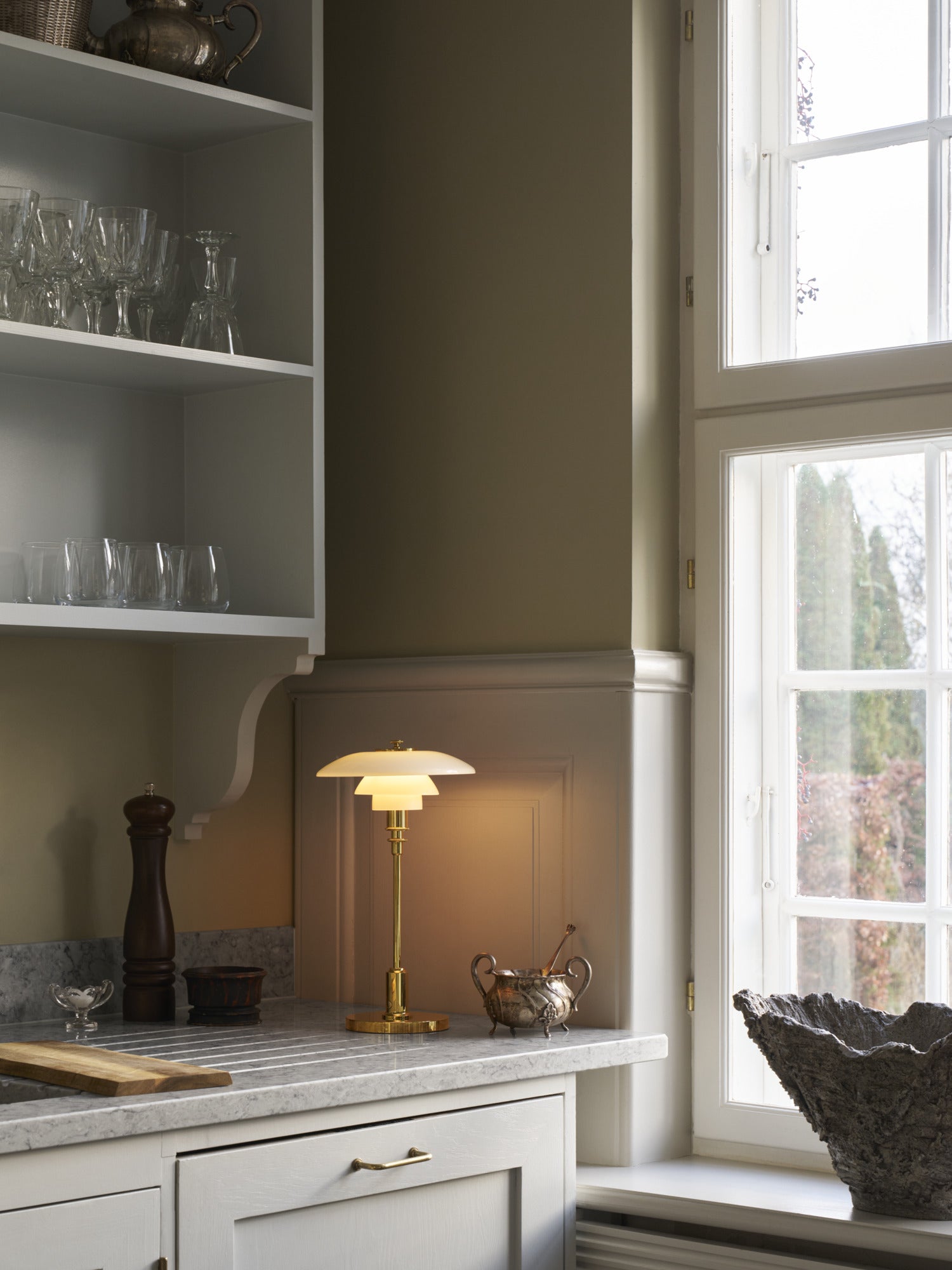 Tragbare Lampe PH 2/1 weiß mit messingfarbenem Fuß