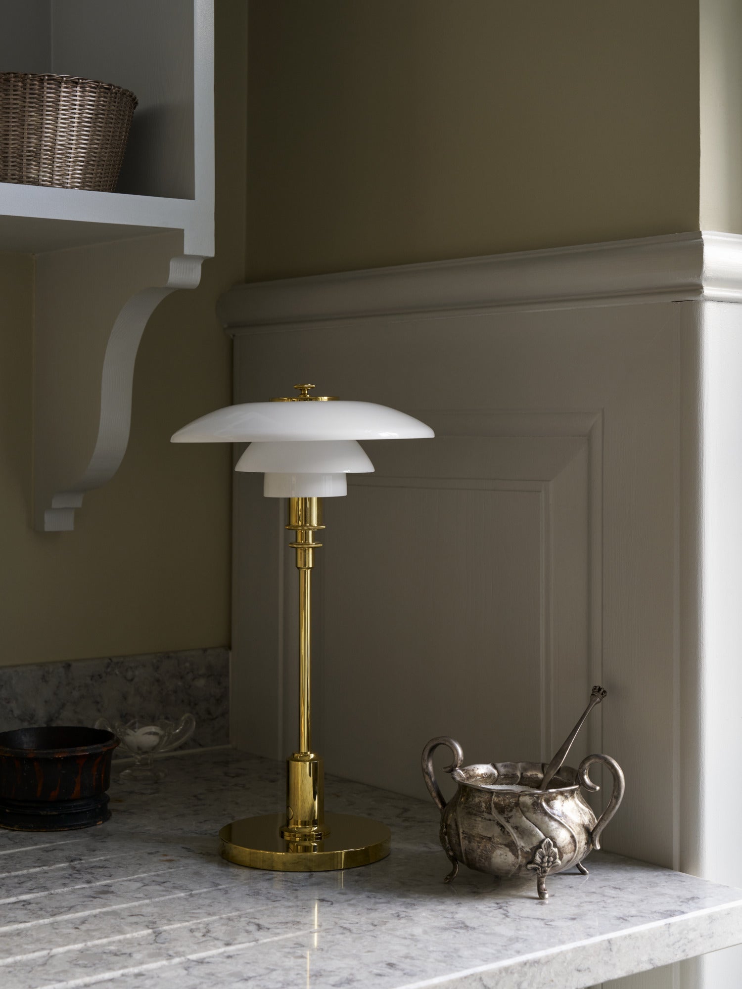 Tragbare Lampe PH 2/1 weiß mit messingfarbenem Fuß