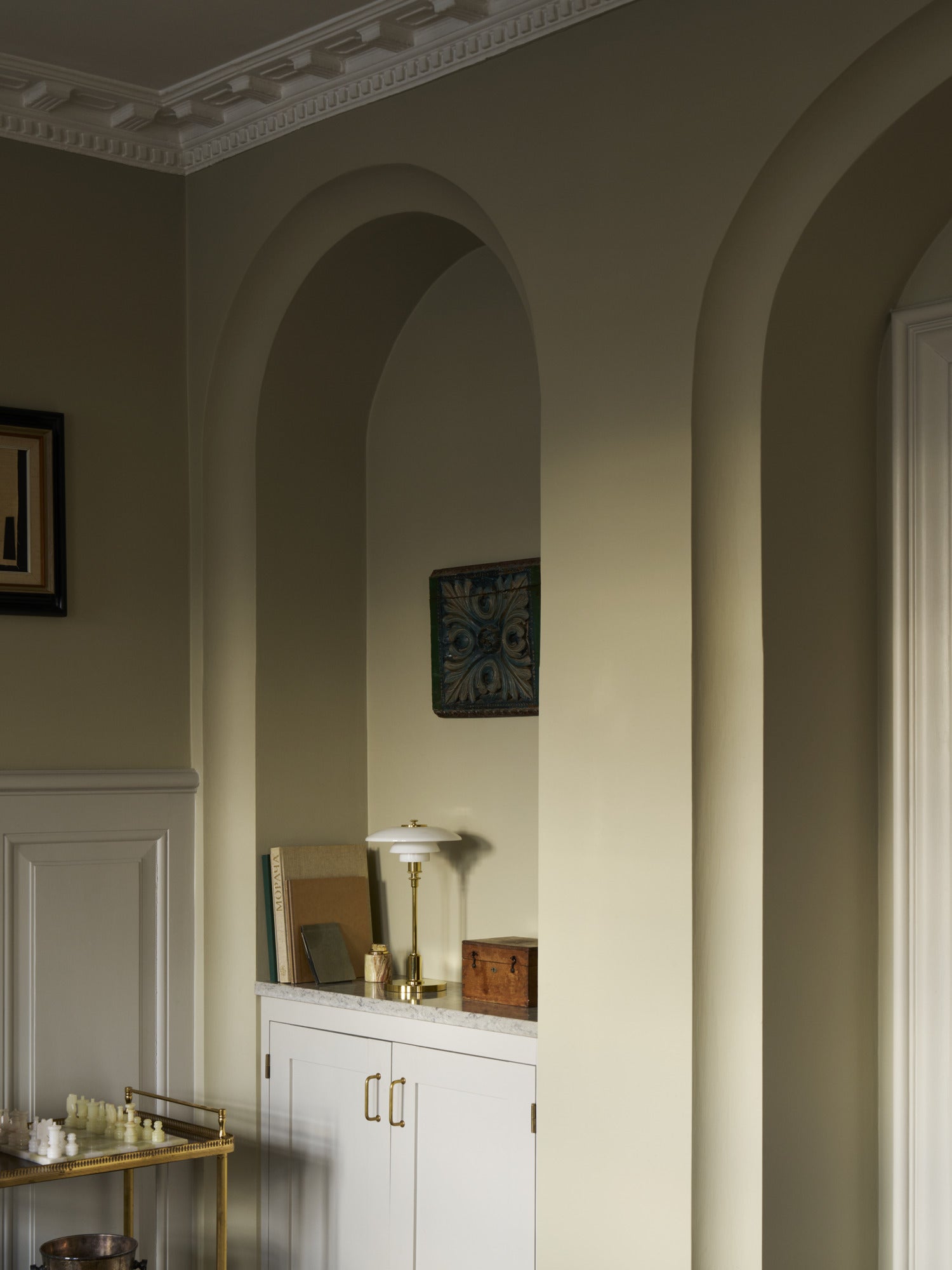 Tragbare Lampe PH 2/1 weiß mit messingfarbenem Fuß