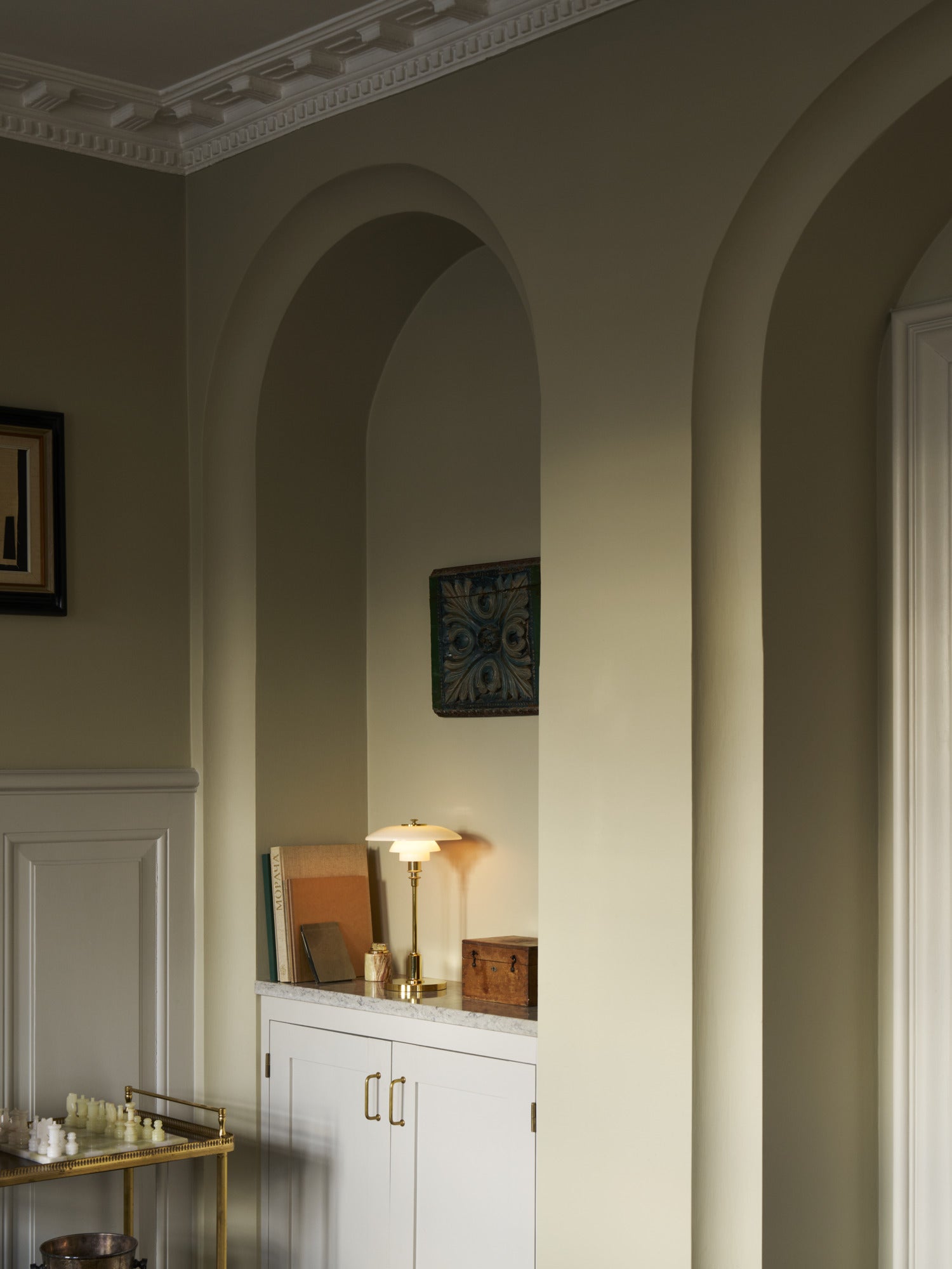 Tragbare Lampe PH 2/1 weiß mit messingfarbenem Fuß