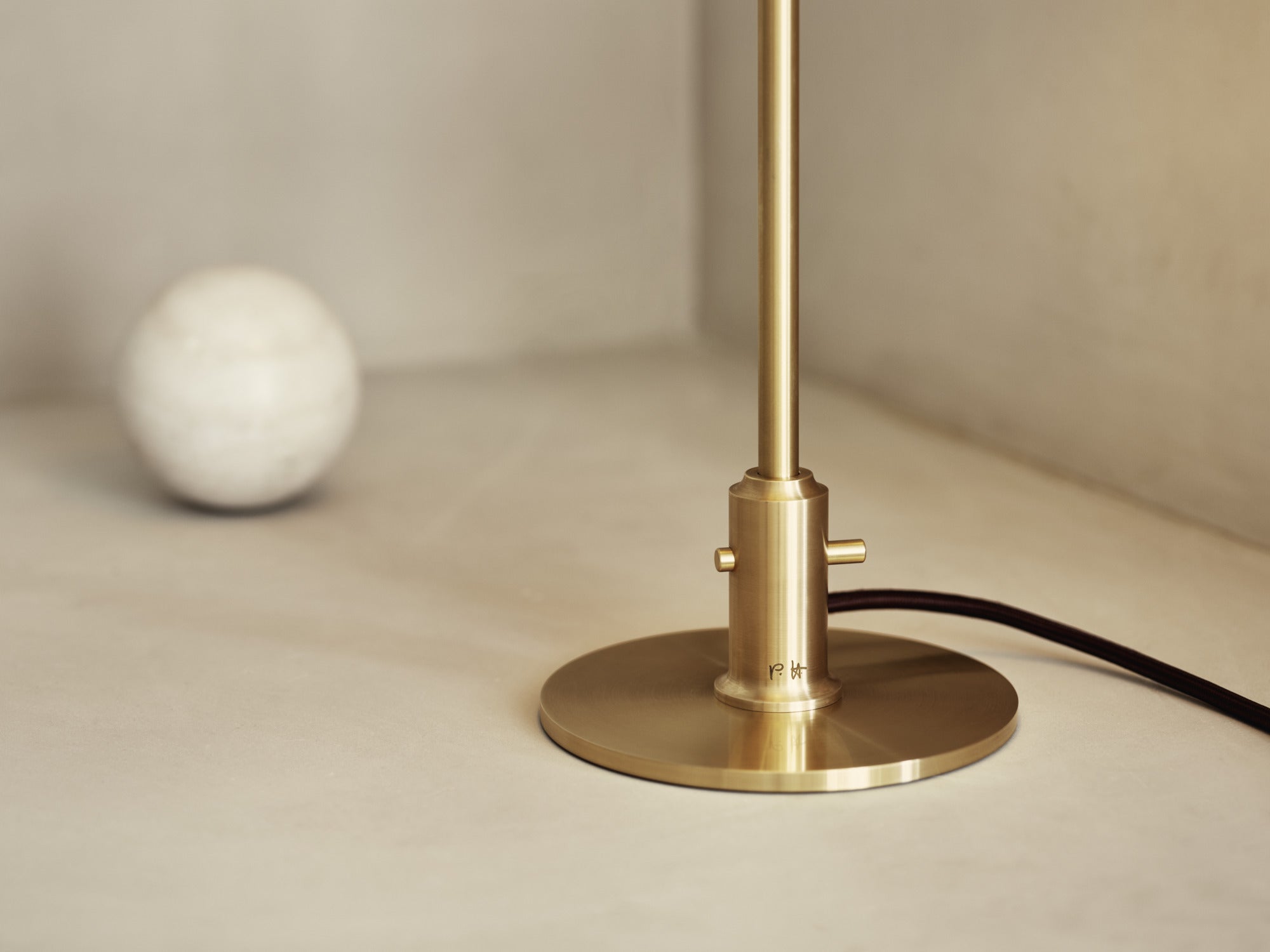PH 3/2 table lamp white with brass base