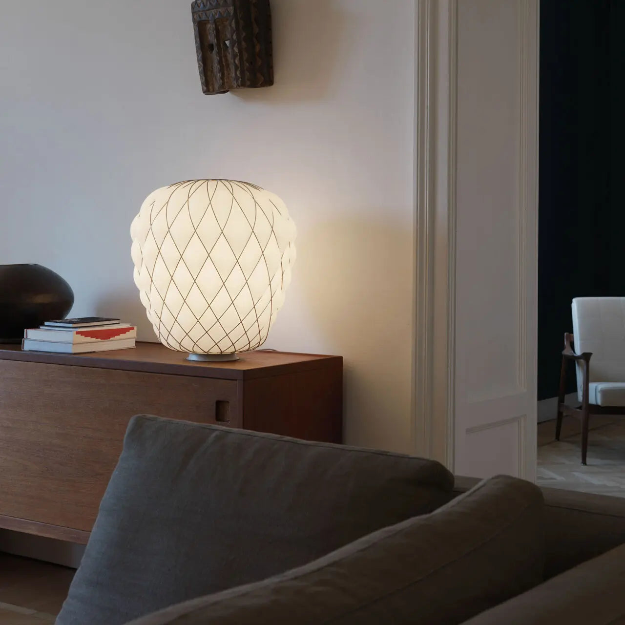 Lampa stołowa PINECONE chromowany z białym szkłem dmuchanym – szkło