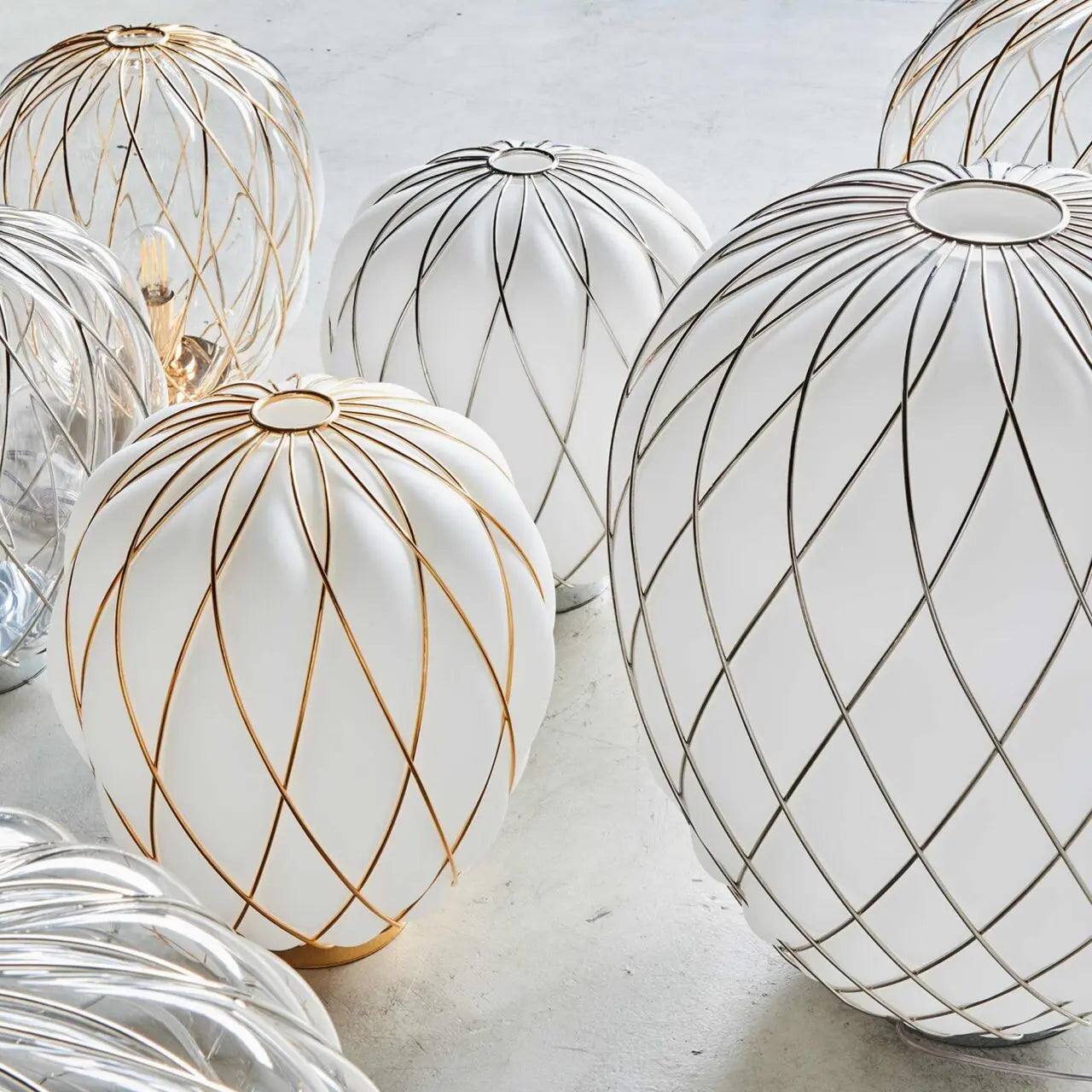 Lampa stołowa PINECONE chromowany z białym szkłem dmuchanym, marka Fontana Arte