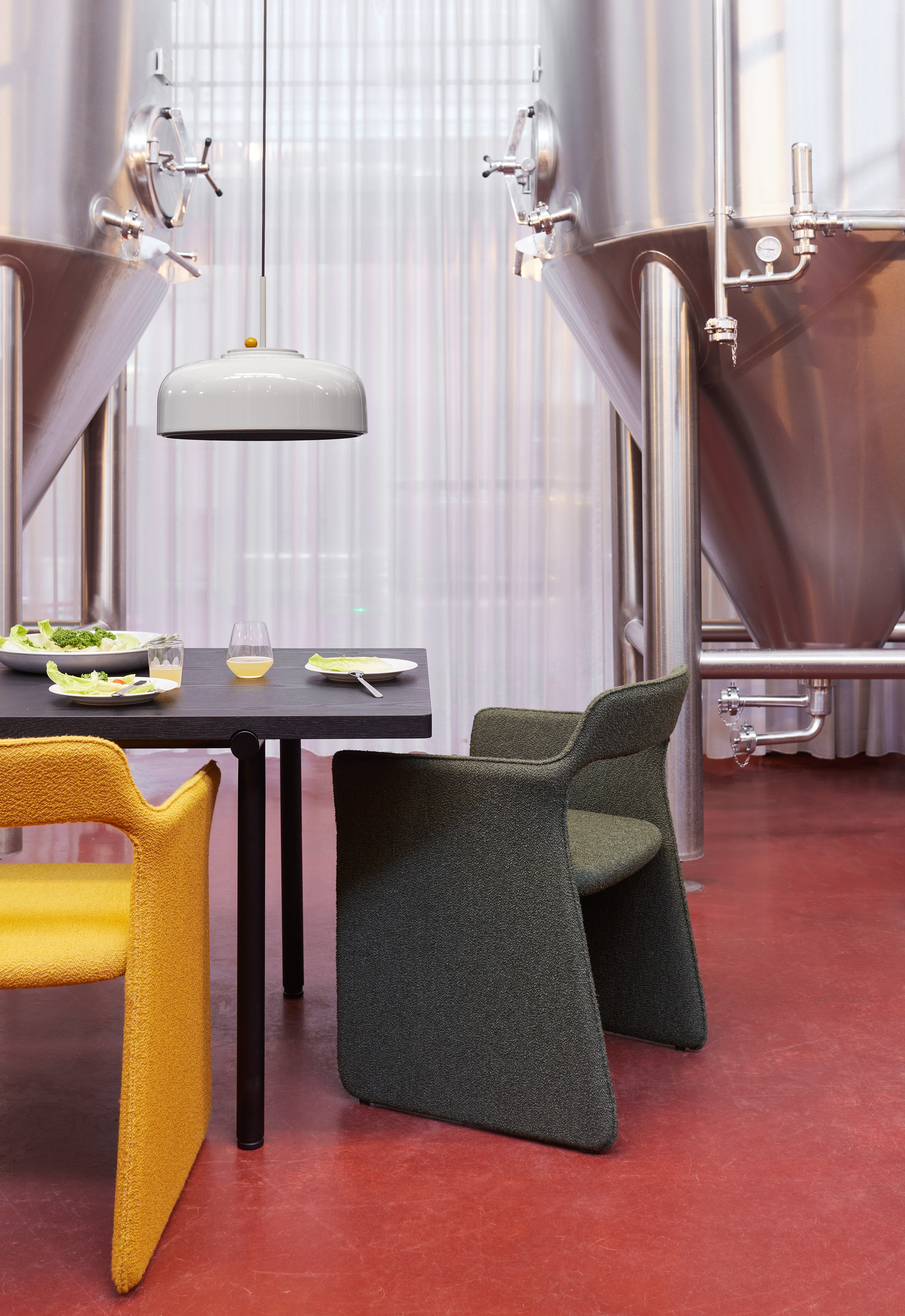 TUBBY TUBE black table with black base