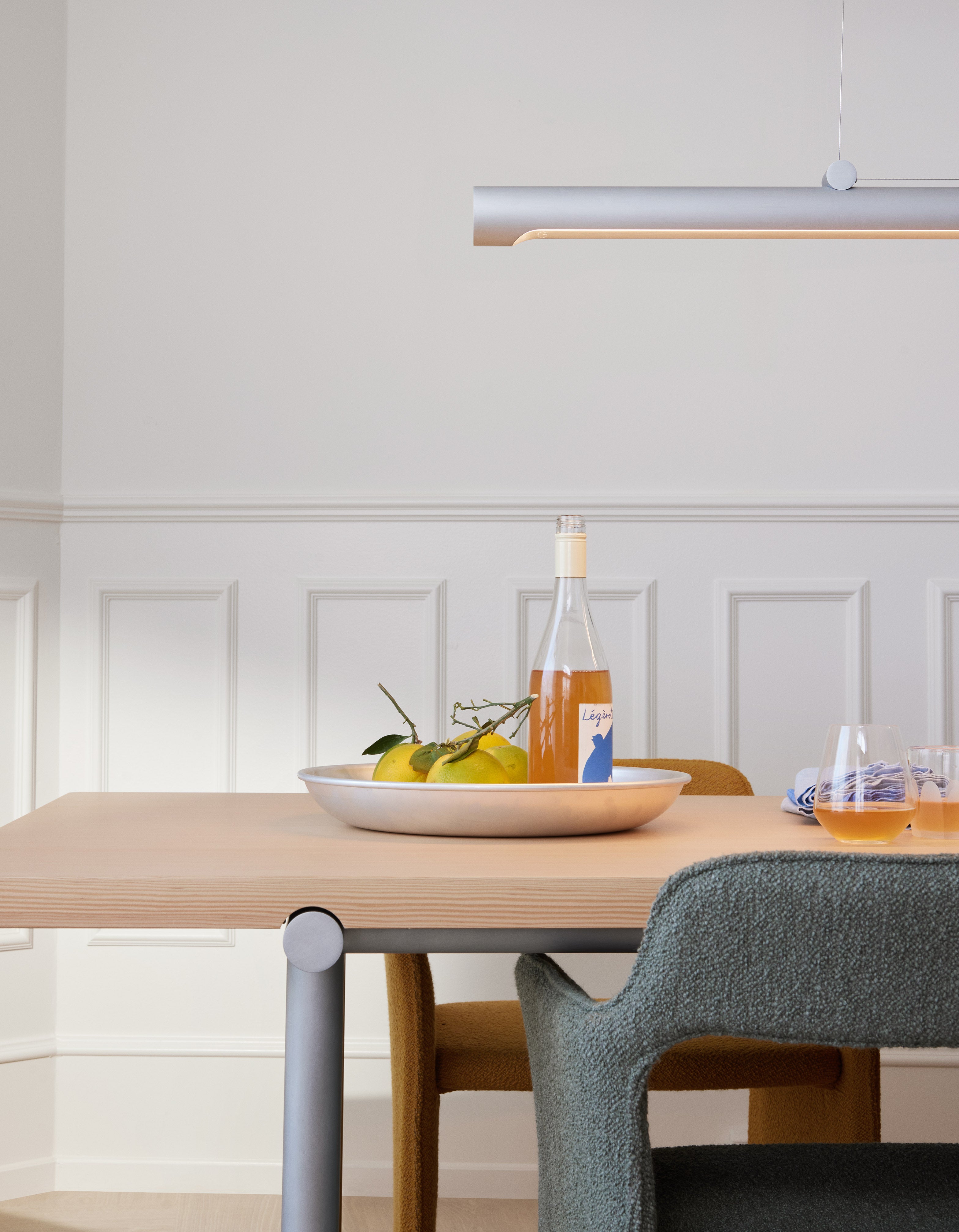 Tisch TUBBY TUBE Eiche mit Aluminiumfuß