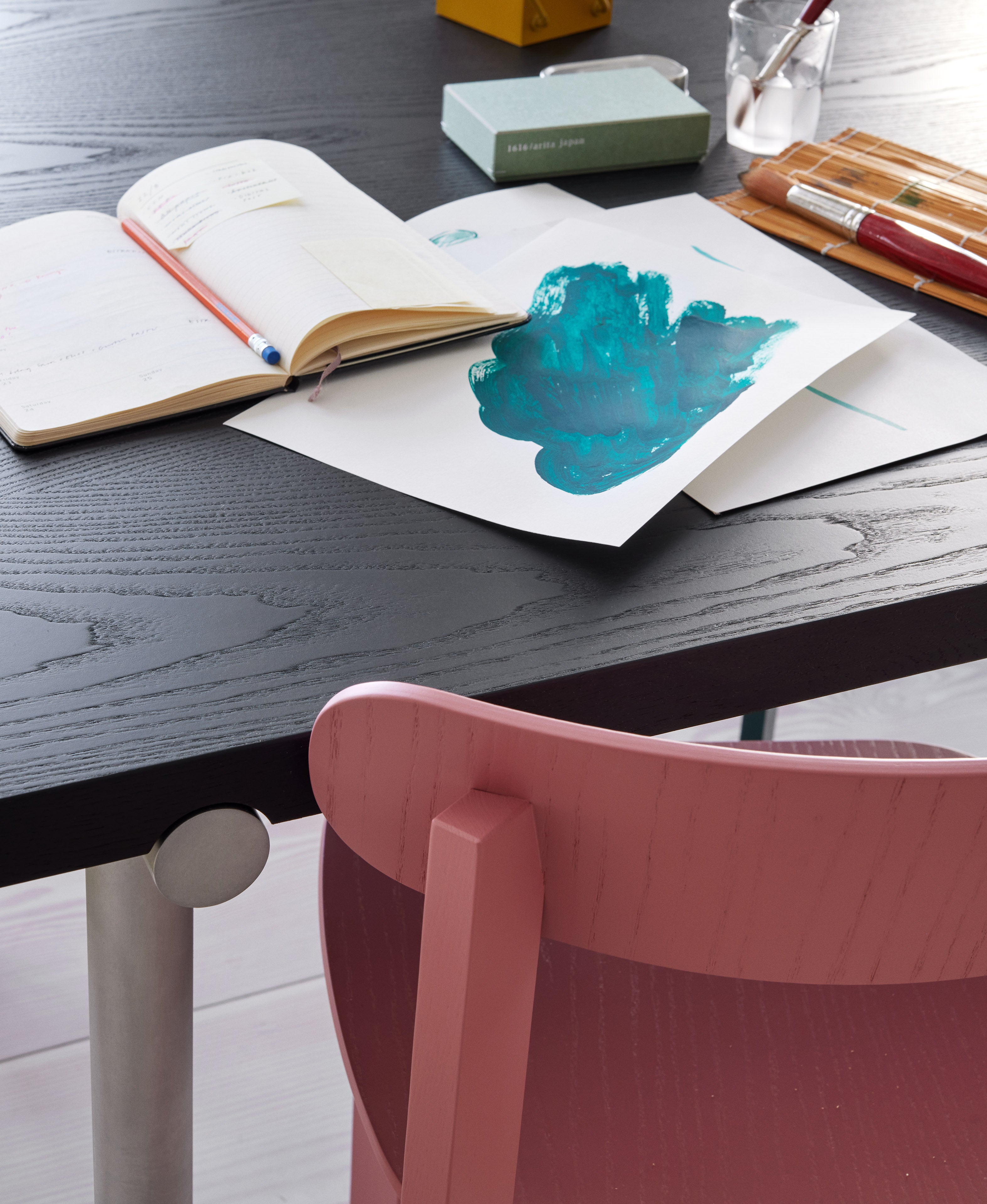 Tisch TUBBY TUBE schwarz mit Aluminiumfuß