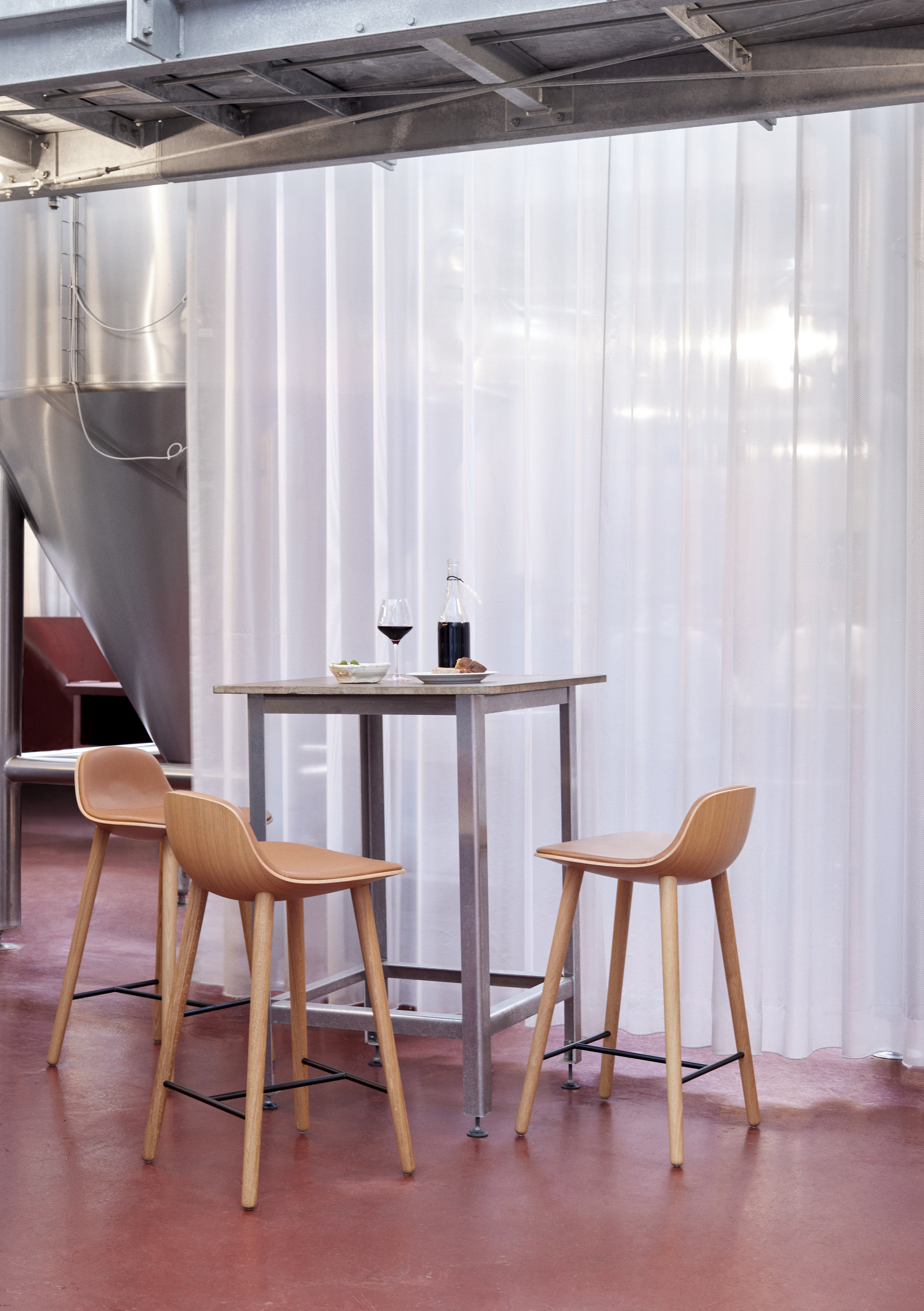 Hocker YUUGA braun mit Holzfuß