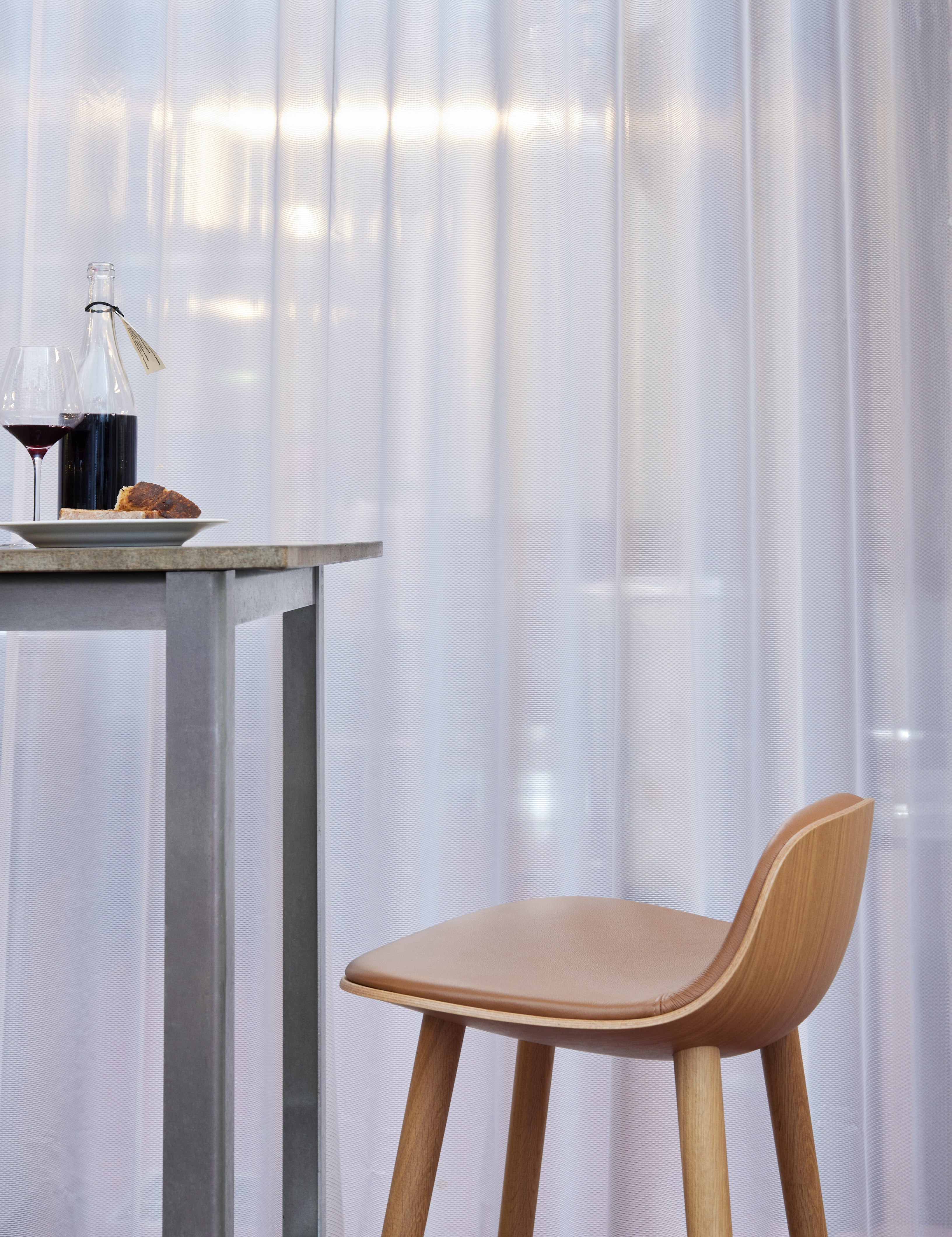 Hocker YUUGA braun mit Holzfuß