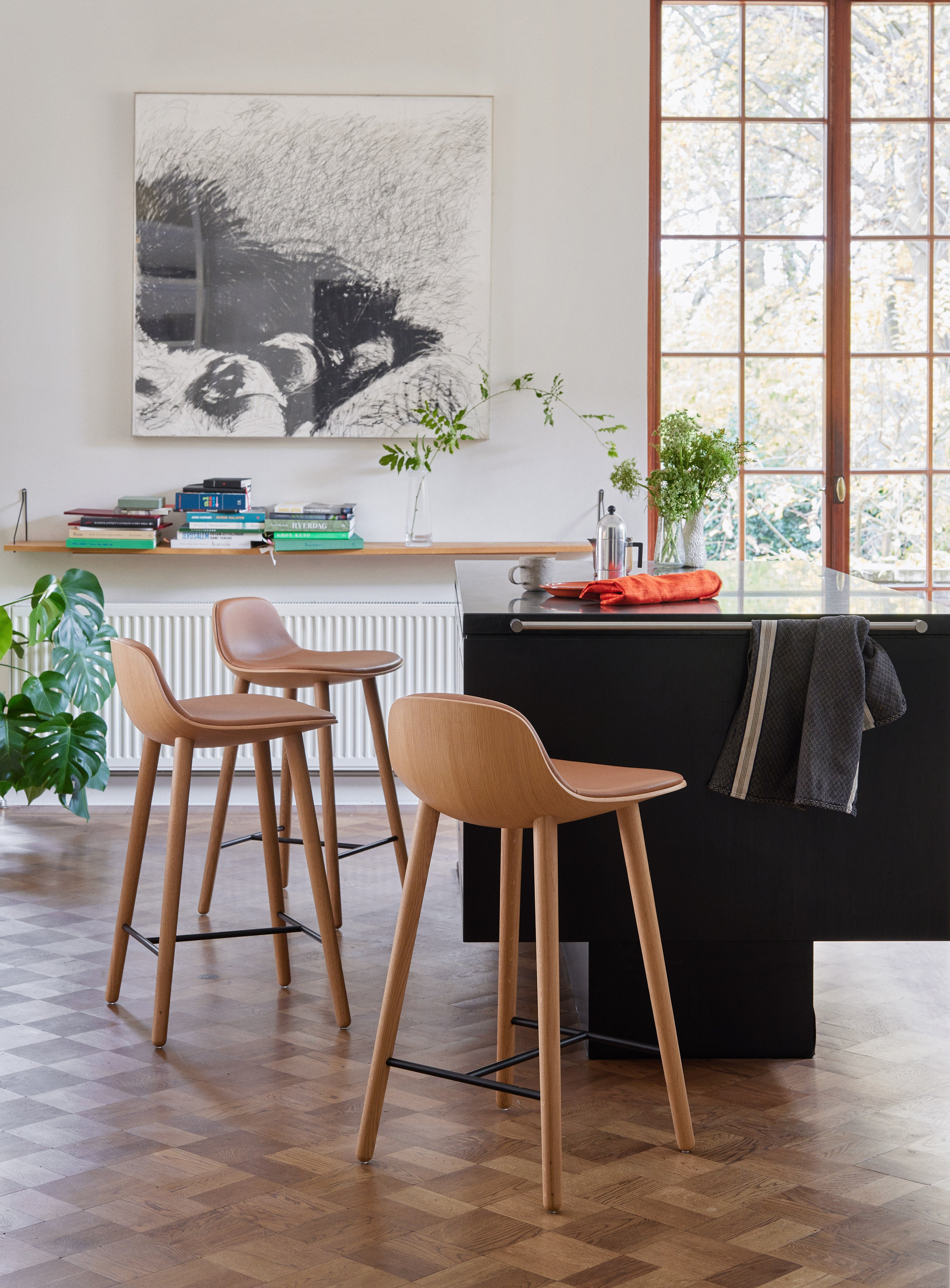 Hocker YUUGA braun mit Holzfuß