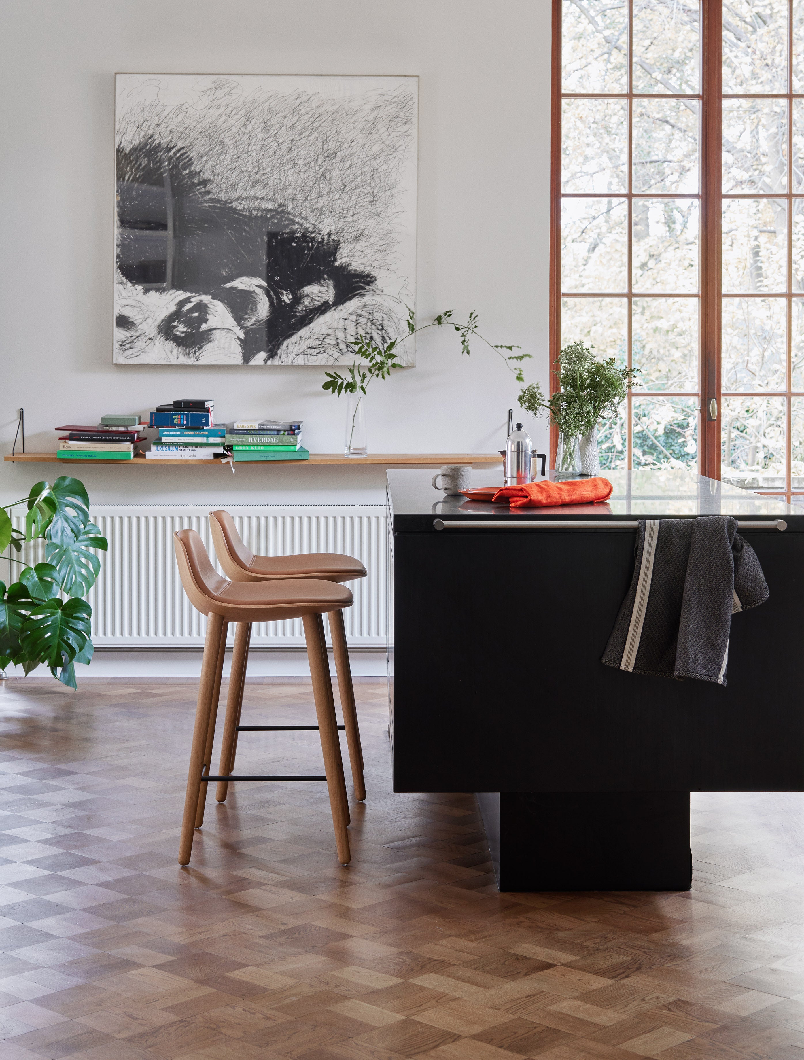 Hocker YUUGA braun mit Holzfuß