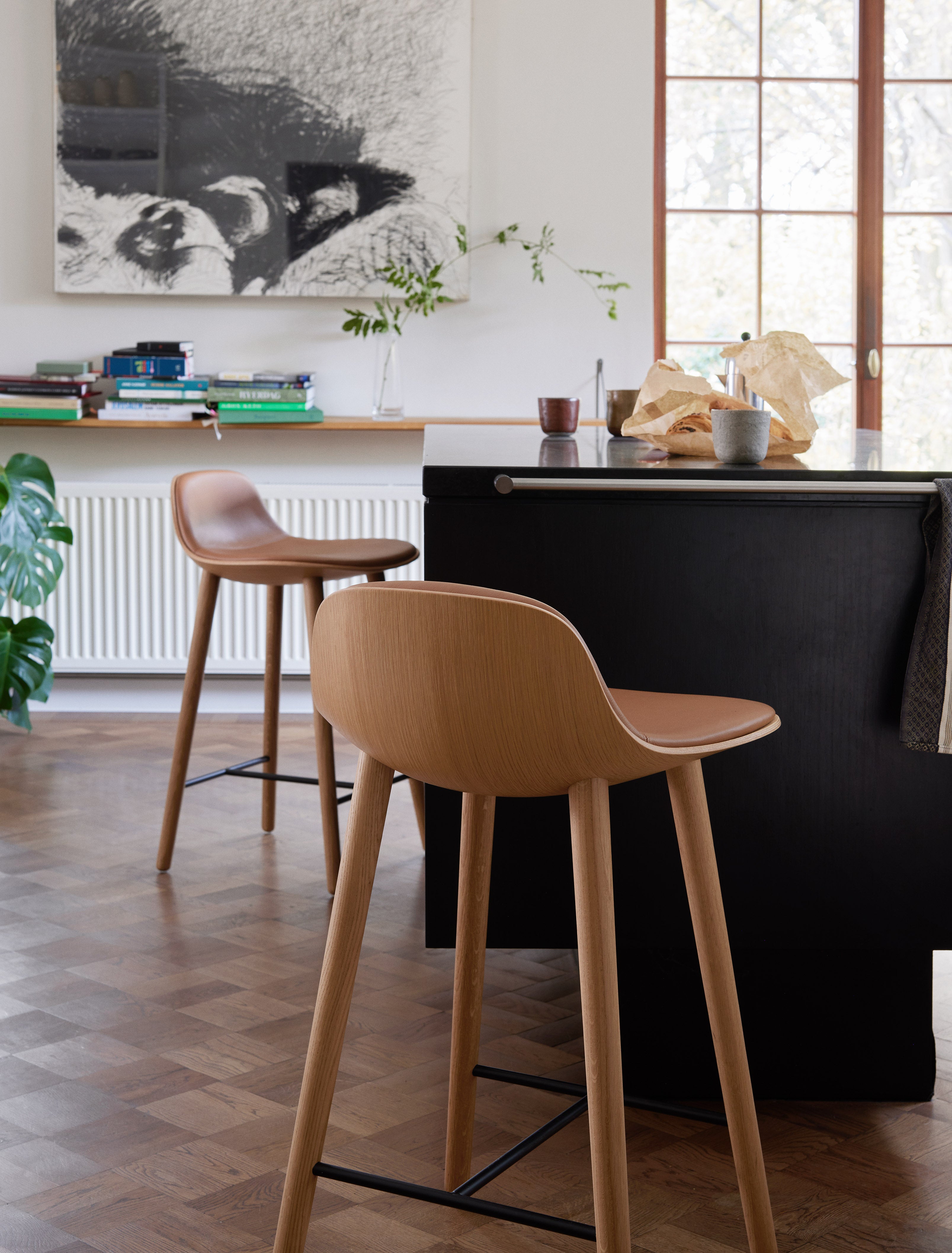 Hocker YUUGA braun mit Holzfuß