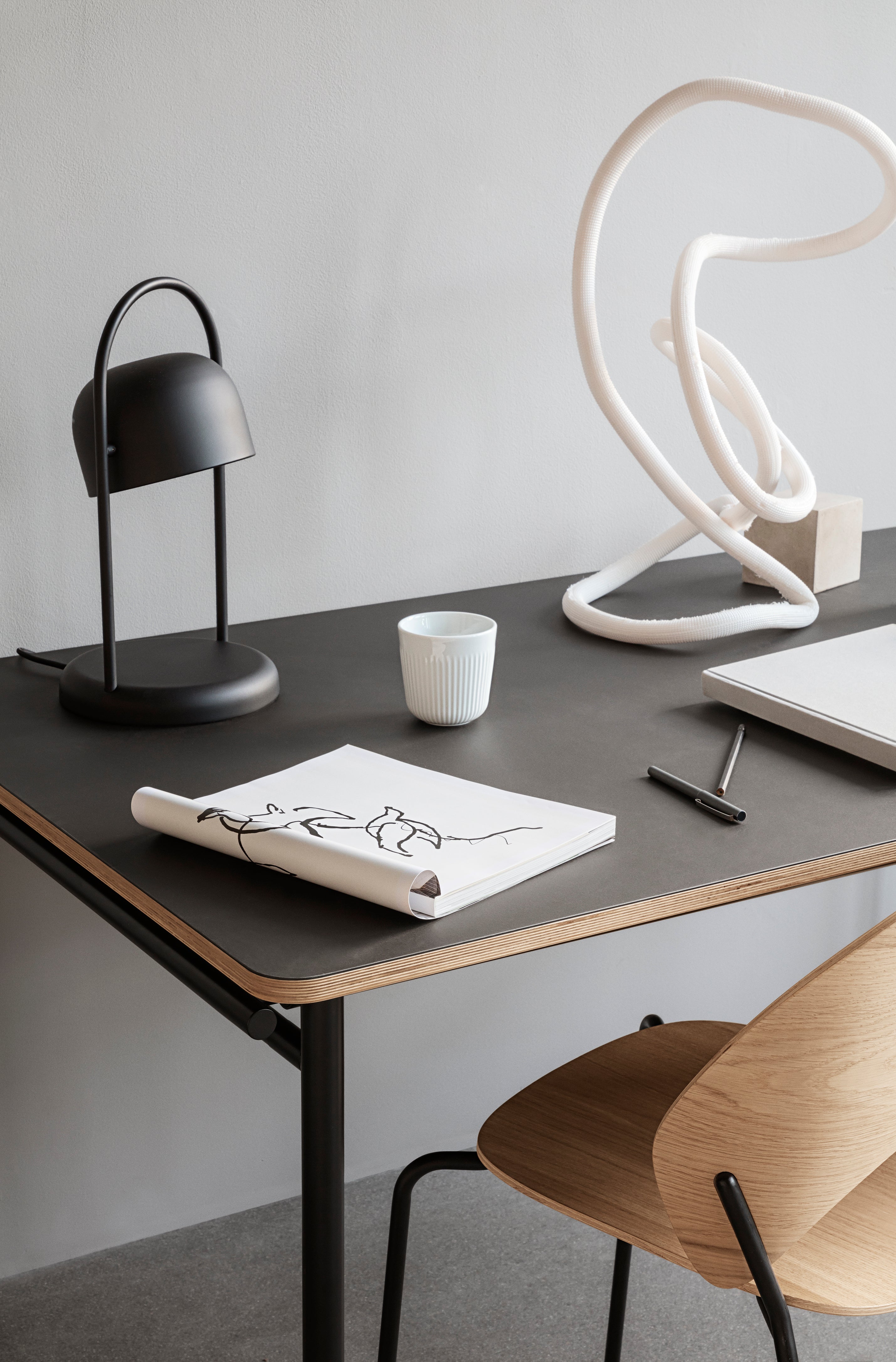 TAFFEL black extendable table