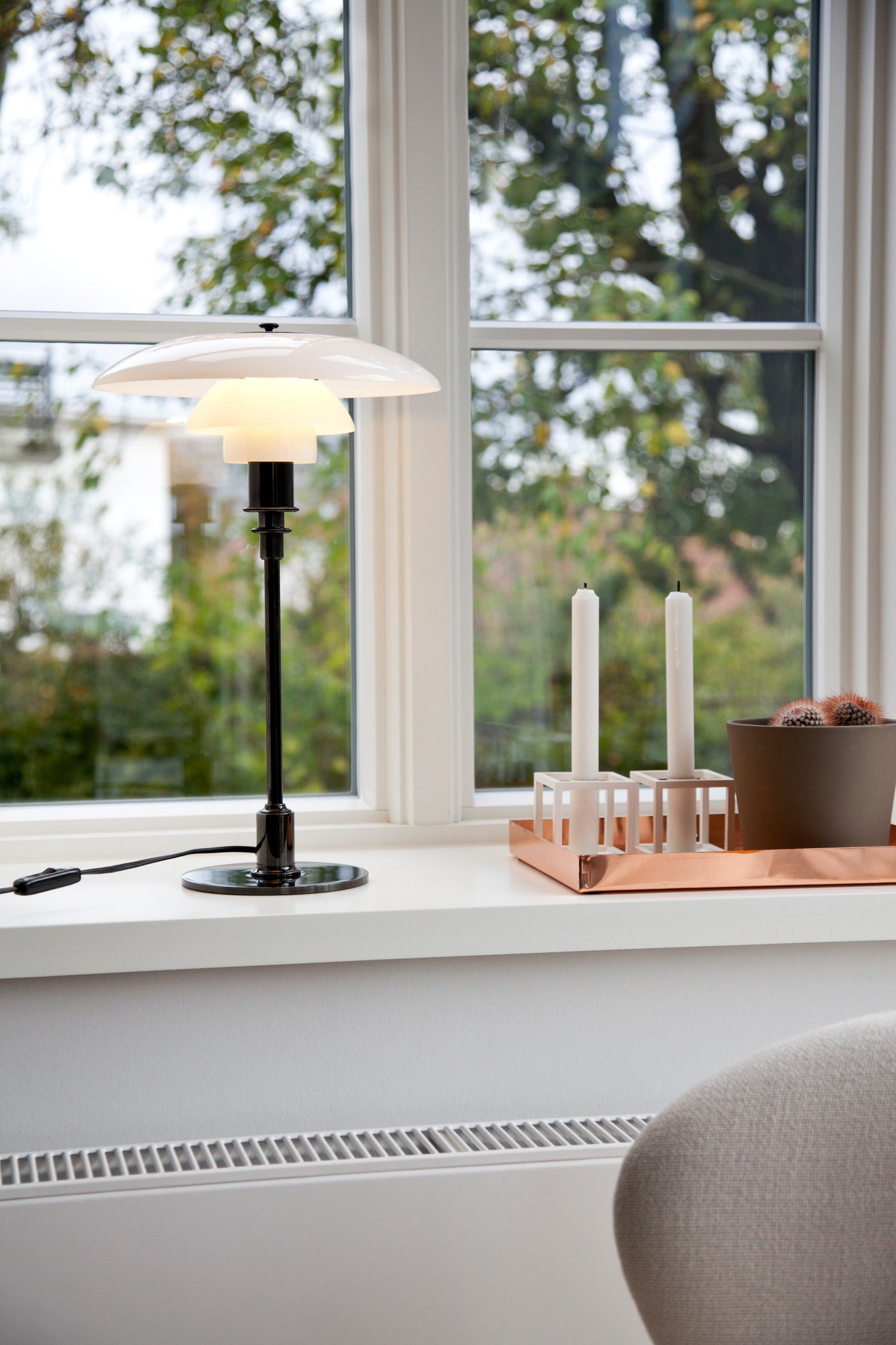 Tischlampe PH 3/2 weiß mit schwarzem Fuß