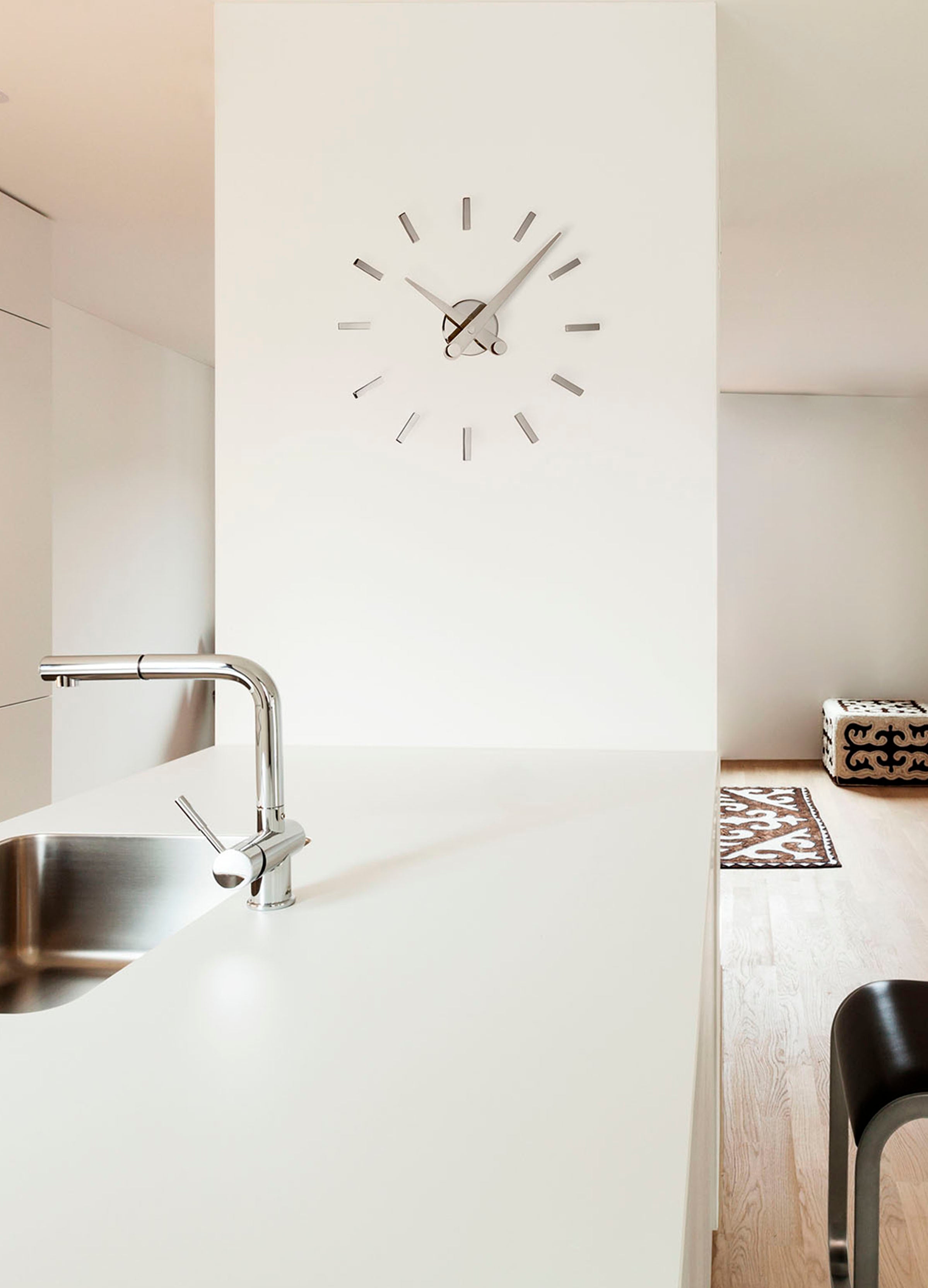 PUNTOS SUSPENSIVOS chrome wall clock