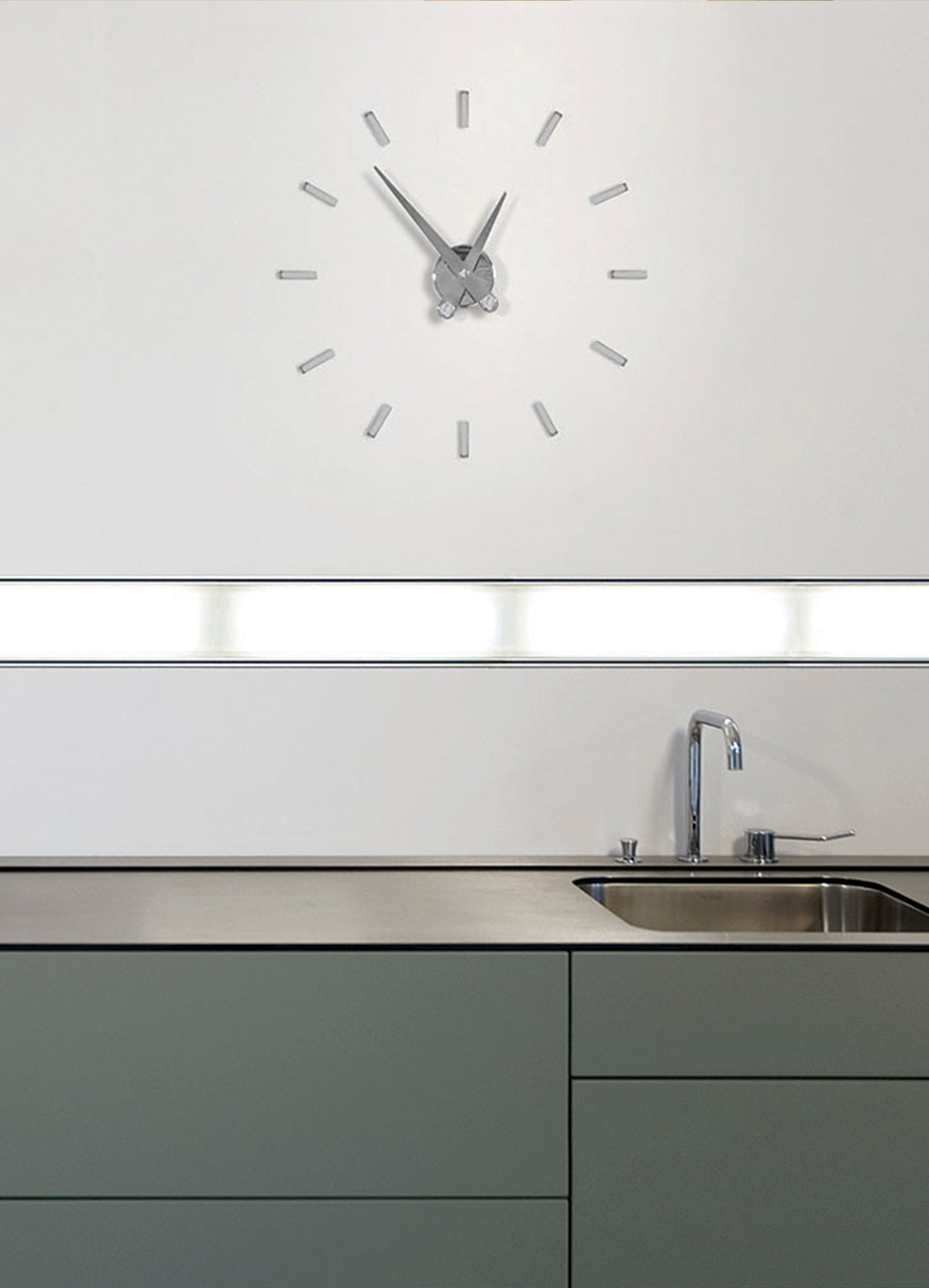 PUNTOS SUSPENSIVOS chrome wall clock