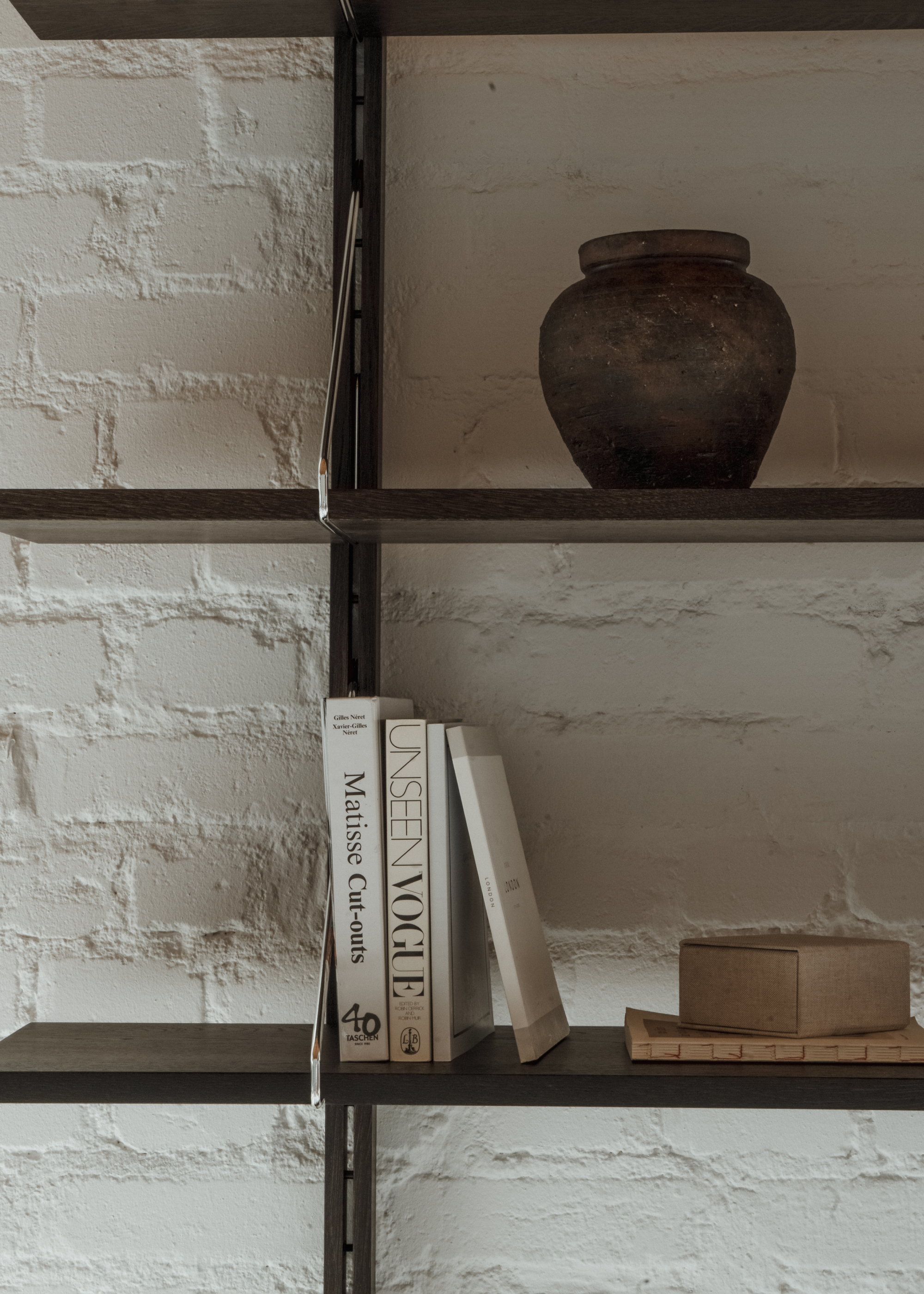 Wandregal RODD DUO aus schwarzem Eichenholz