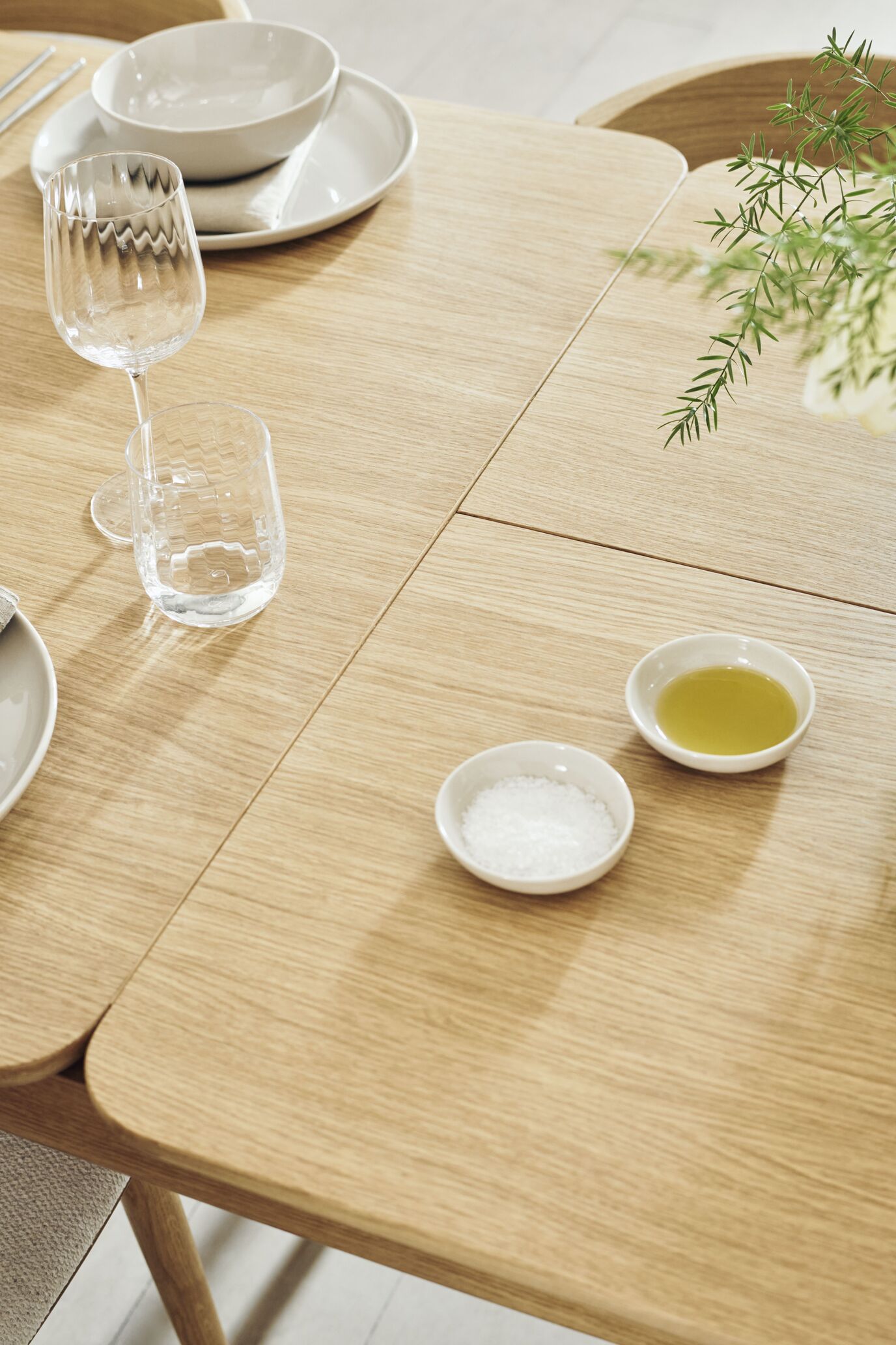 Ronya folding table, oak veneer with an oak base