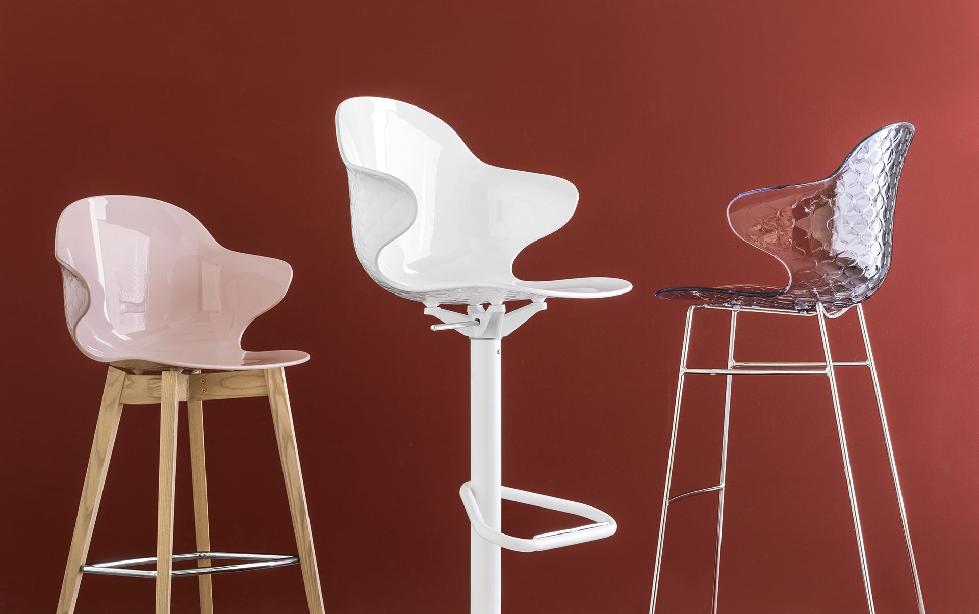 Rotating bar stool SAINT TROPEZ with pink seat and black base