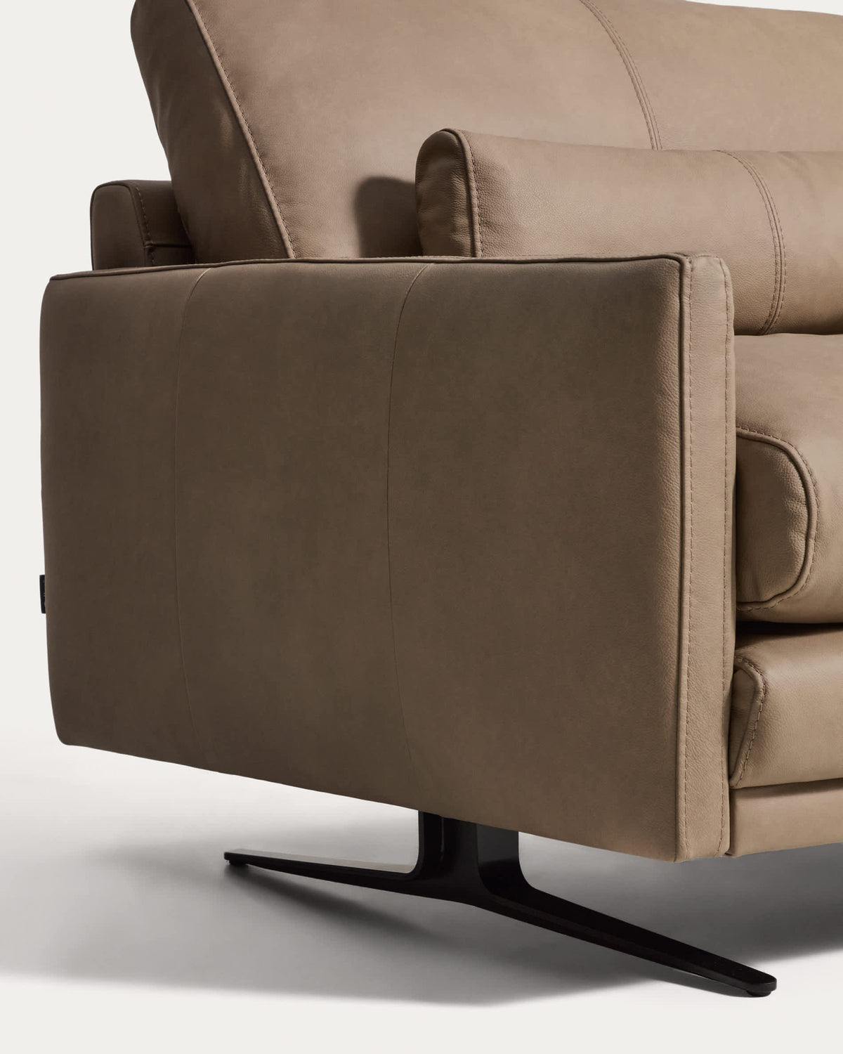 Sofa 3-osobowa VELIRO brązowa skóra z czarnymi stalowymi nogami – ujęcie 10