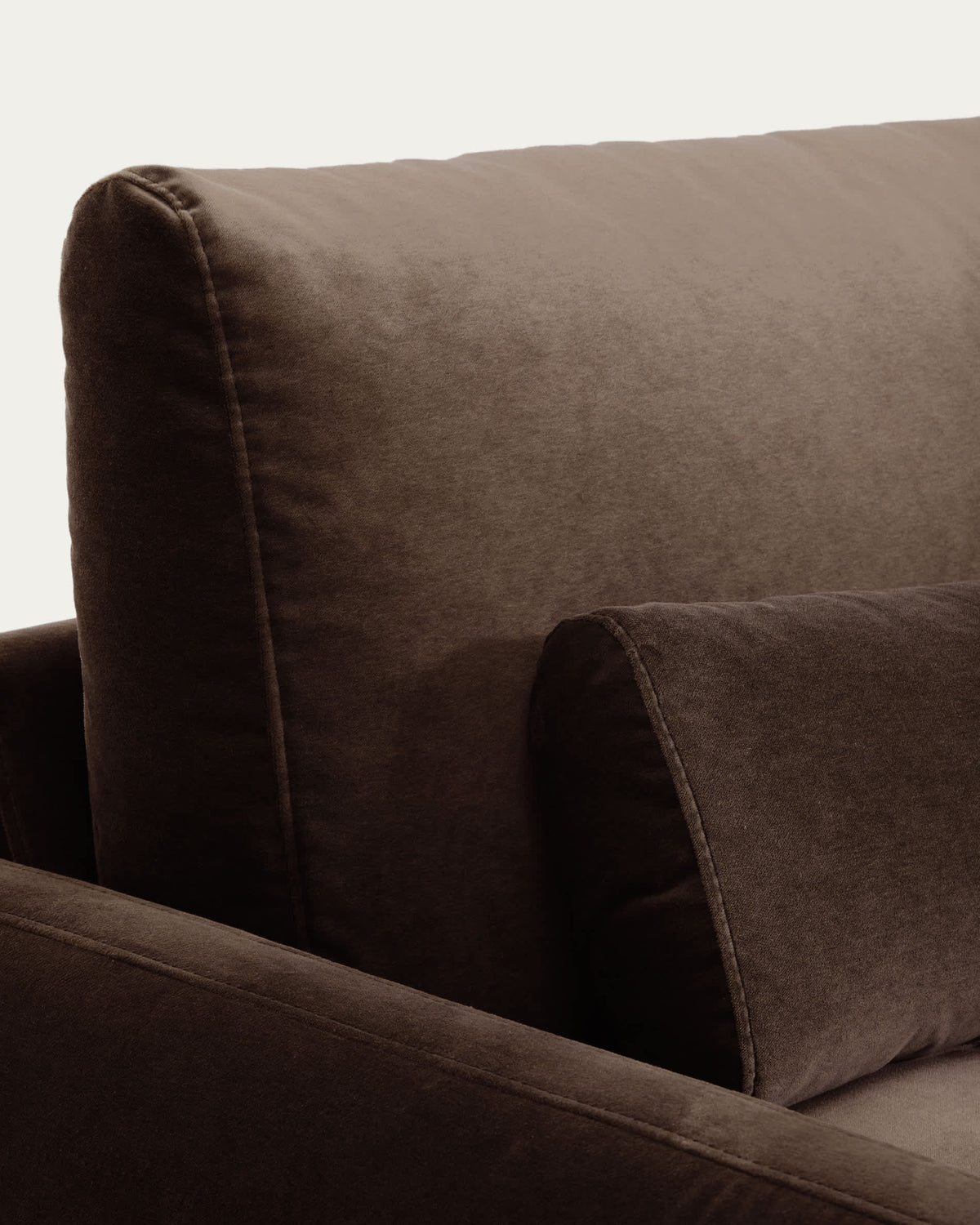 Sofa 3-osobowa VELIRO ciemnobrązowy aksamit z czarnymi metalowymi nogami – ujęcie 3