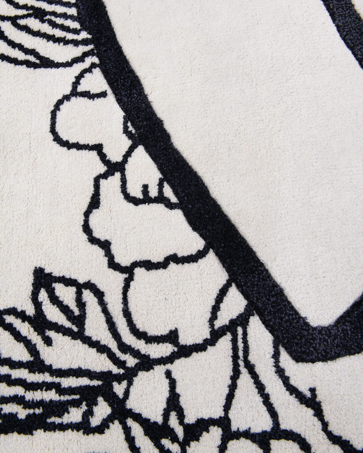 Ovaler dekorativer Teppich SHAPE OF A BREAK schwarz