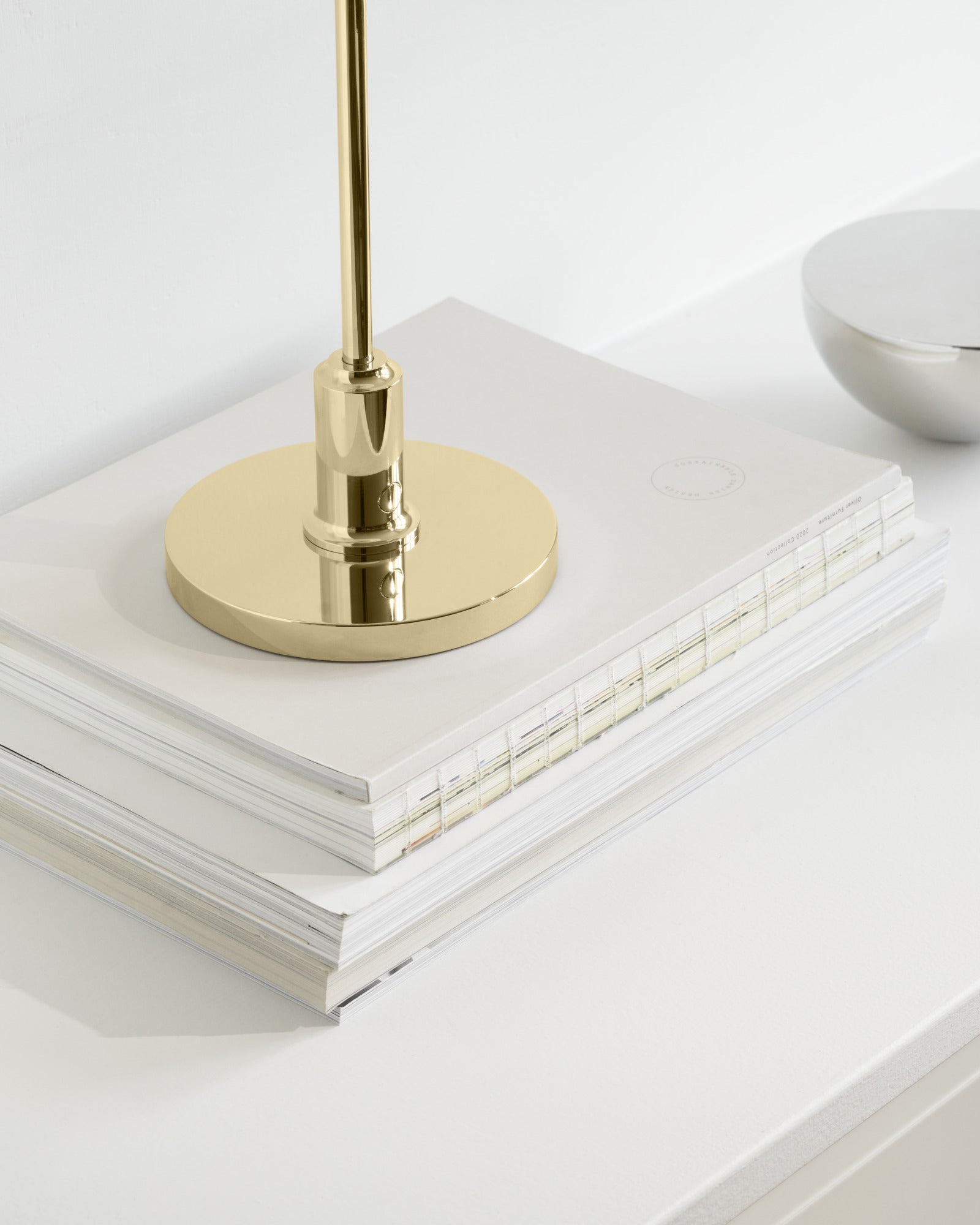 Tragbare Lampe PH 2/1 weiß mit messingfarbenem Fuß