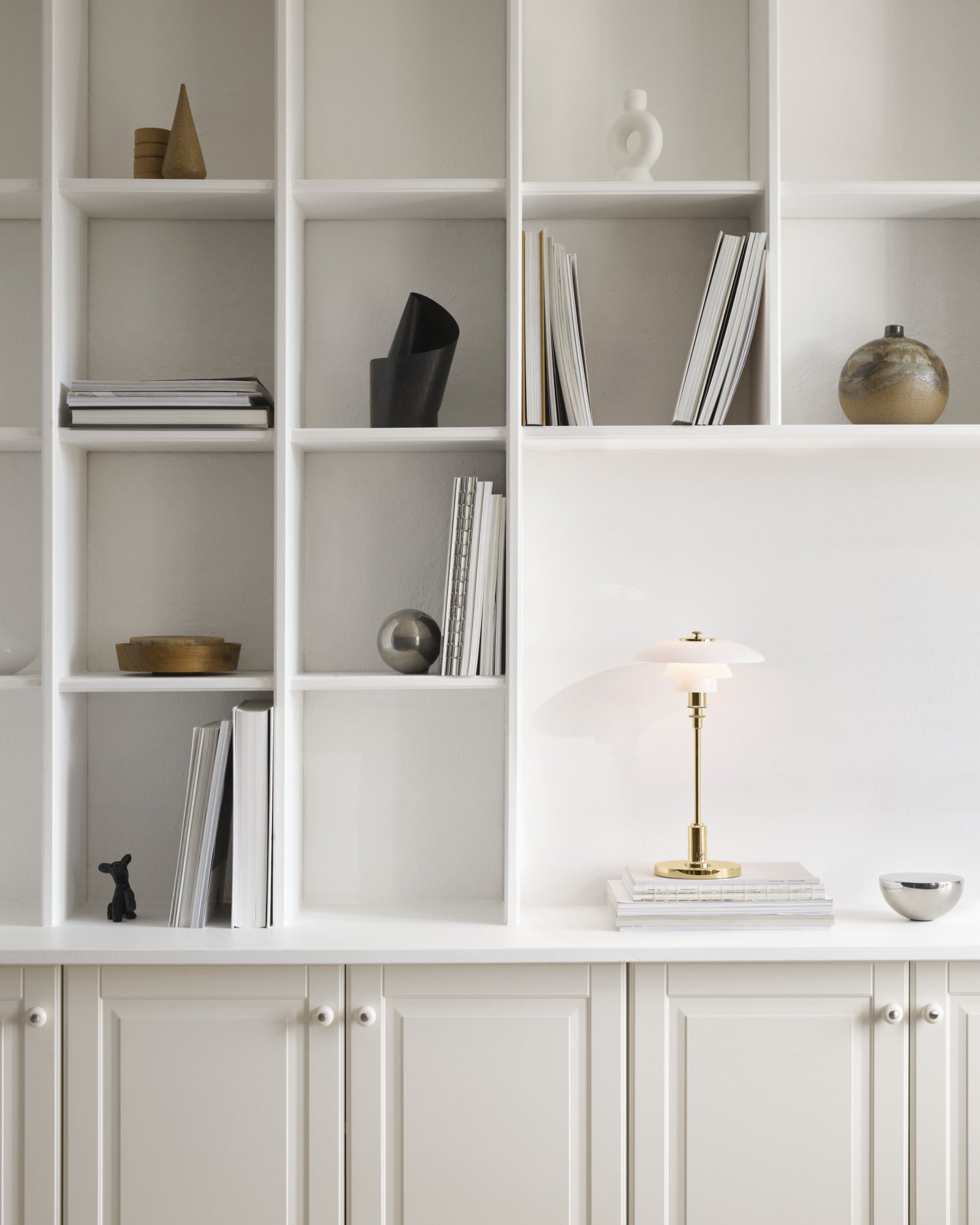 Tragbare Lampe PH 2/1 weiß mit messingfarbenem Fuß