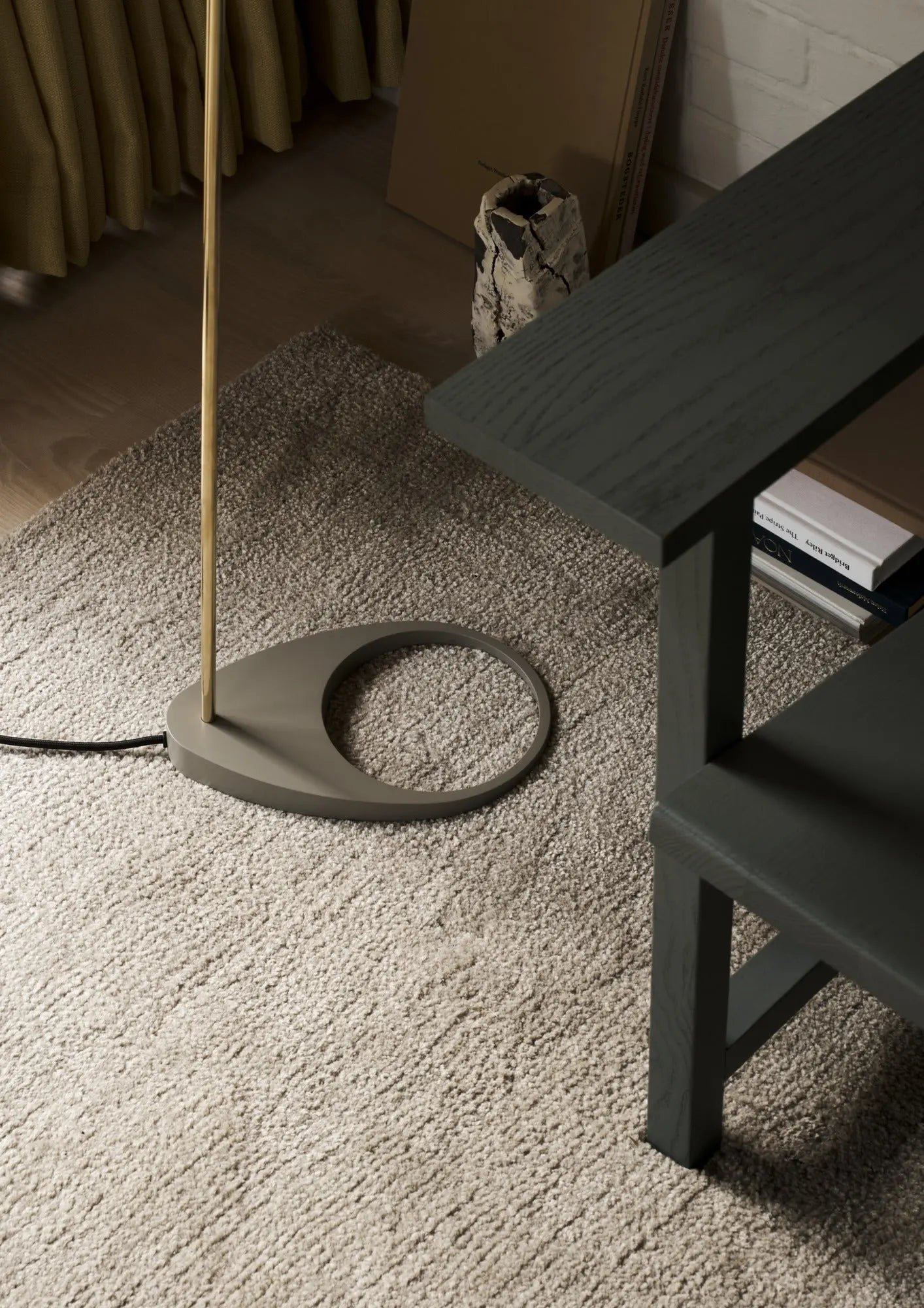 Lampa podłogowa AJ ciepły szary z mosiężnym – styl skandynawski