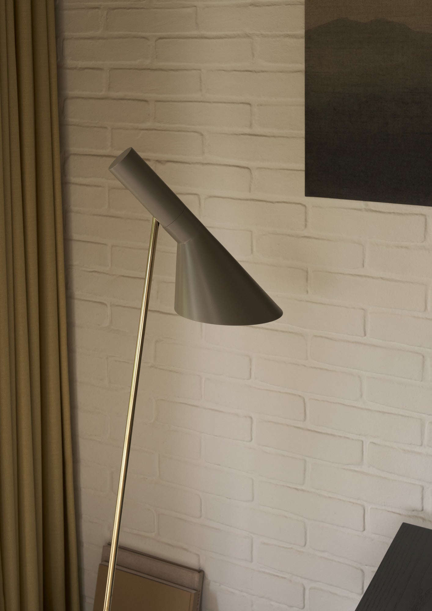 Lampa podłogowa AJ ciepły szary z mosiężnym