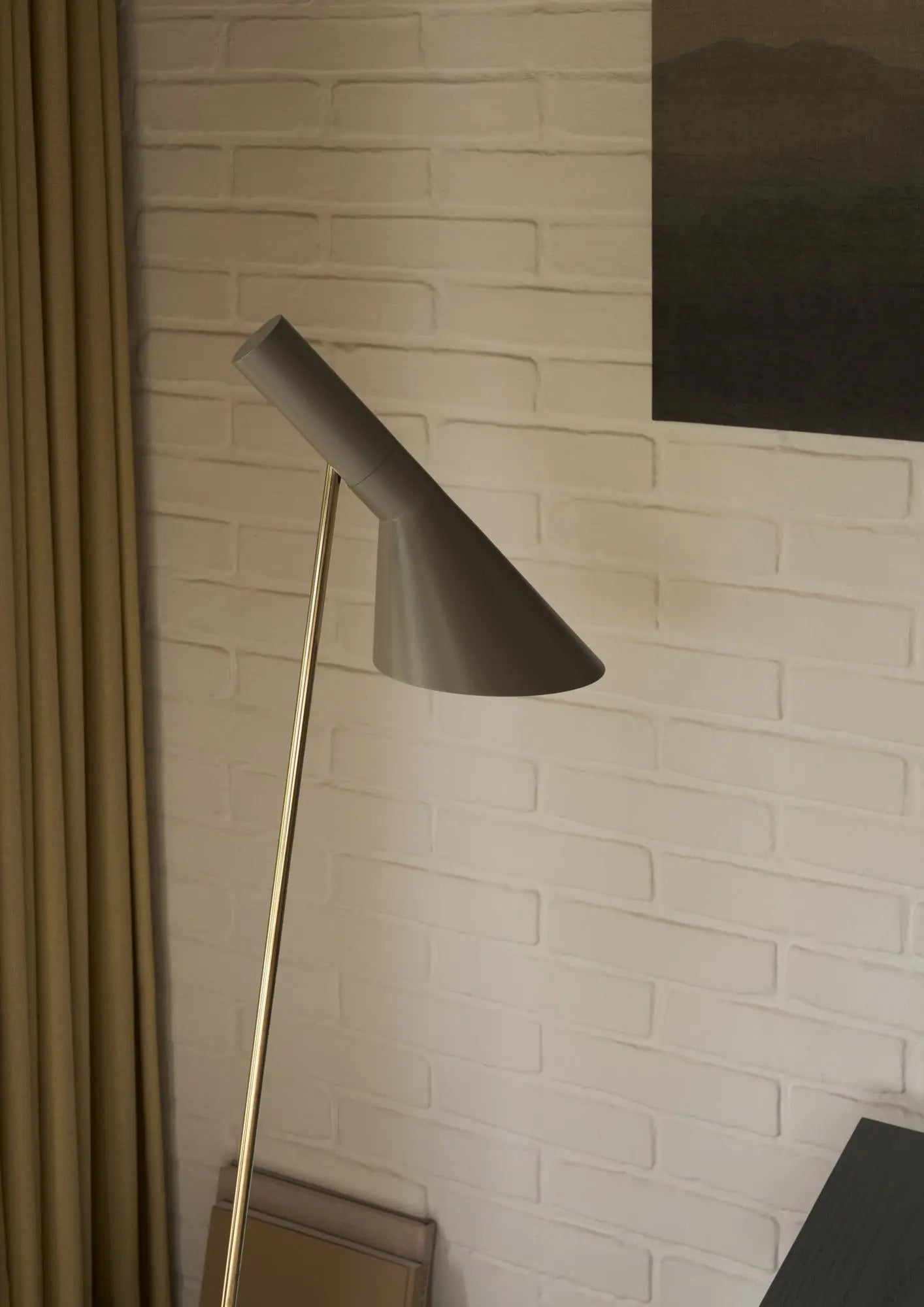 Lampa podłogowa AJ ciepły szary z mosiężnym – mosiądz, Louis Poulsen