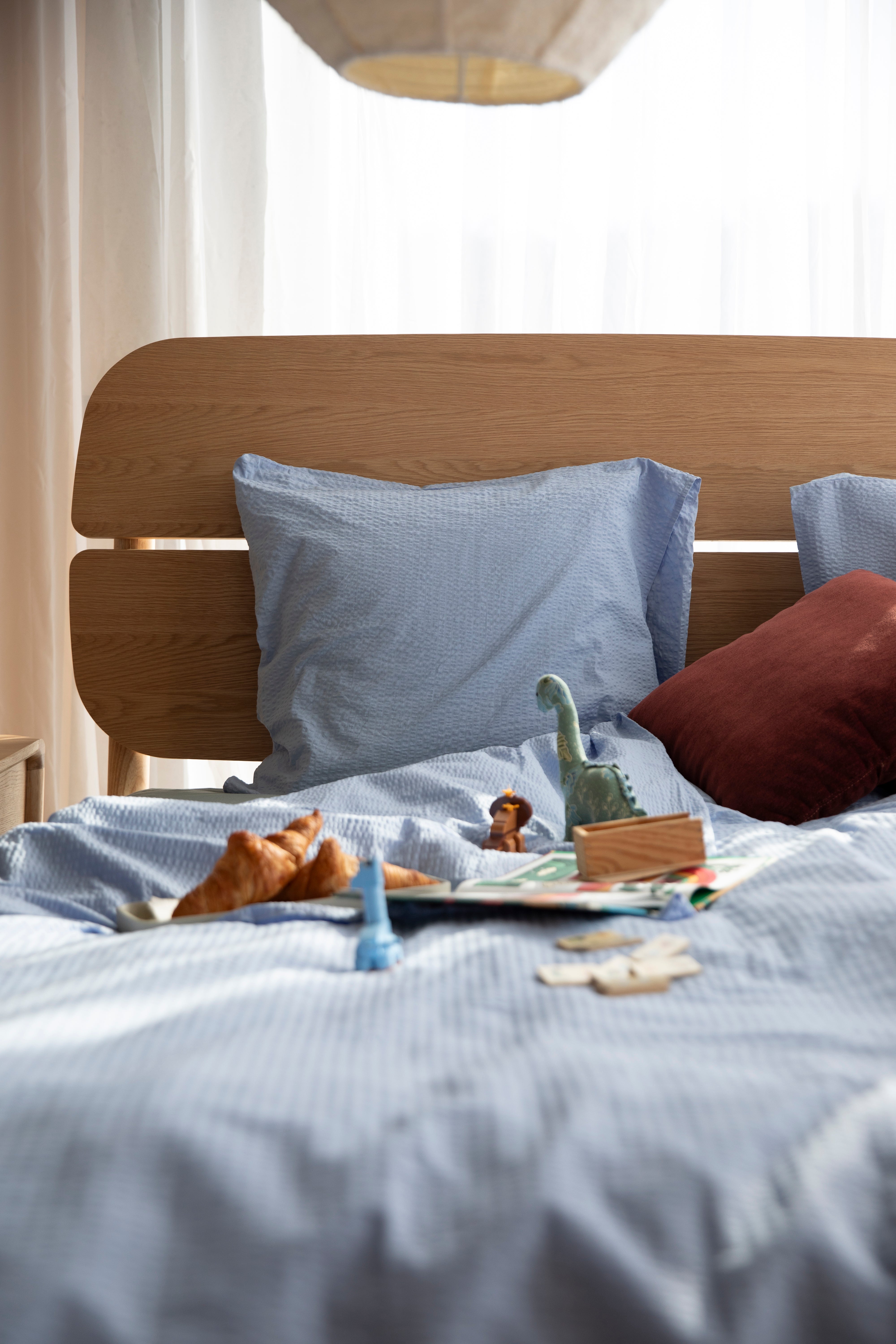STORM bed in oak wood