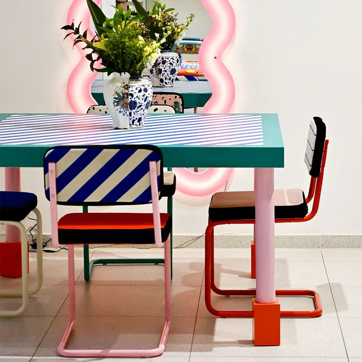 Barhocker SUPERSTOOL BLAUE STREIFEN rot mit pinkem Fuß