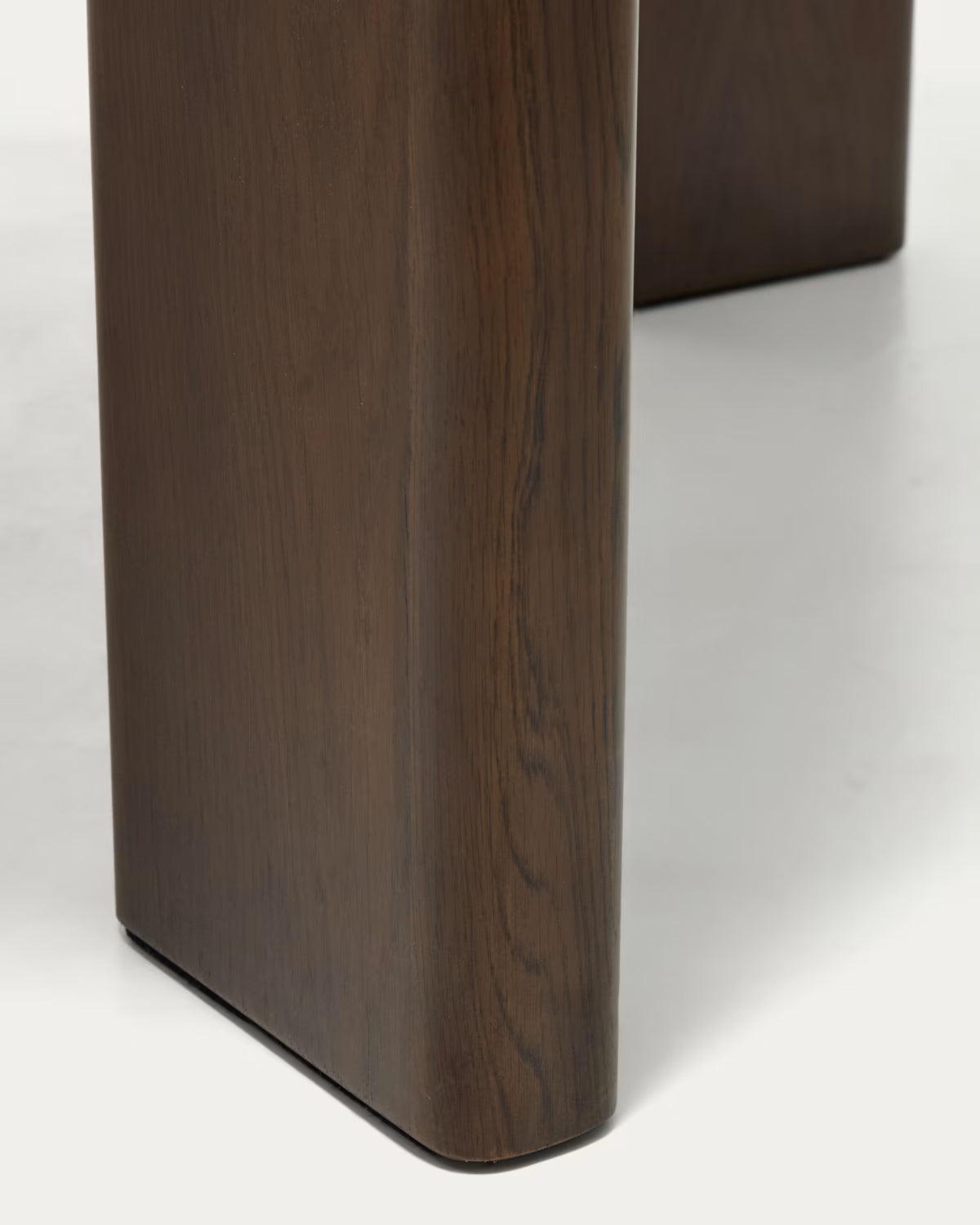 Extendable table JONDAL in dark solid wood and oak veneer.